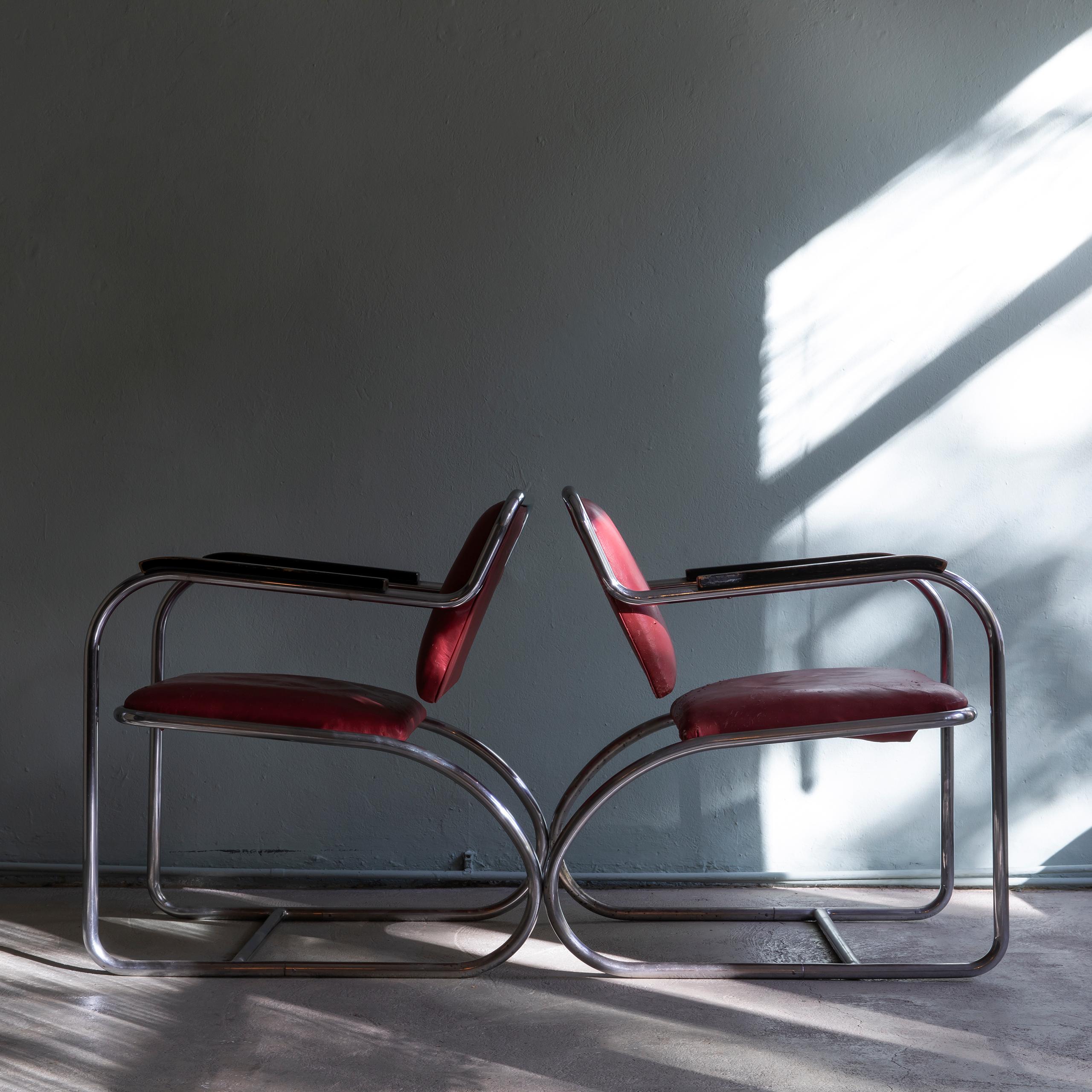 The original cantilever armchairs offered here belong to the early RS series, developed in the 1930s by Heinz and Bodo Rasch for Alfons Mauser Werke. Furniture designed by the Rasch brothers ranks among the masterpieces of German Modernism and