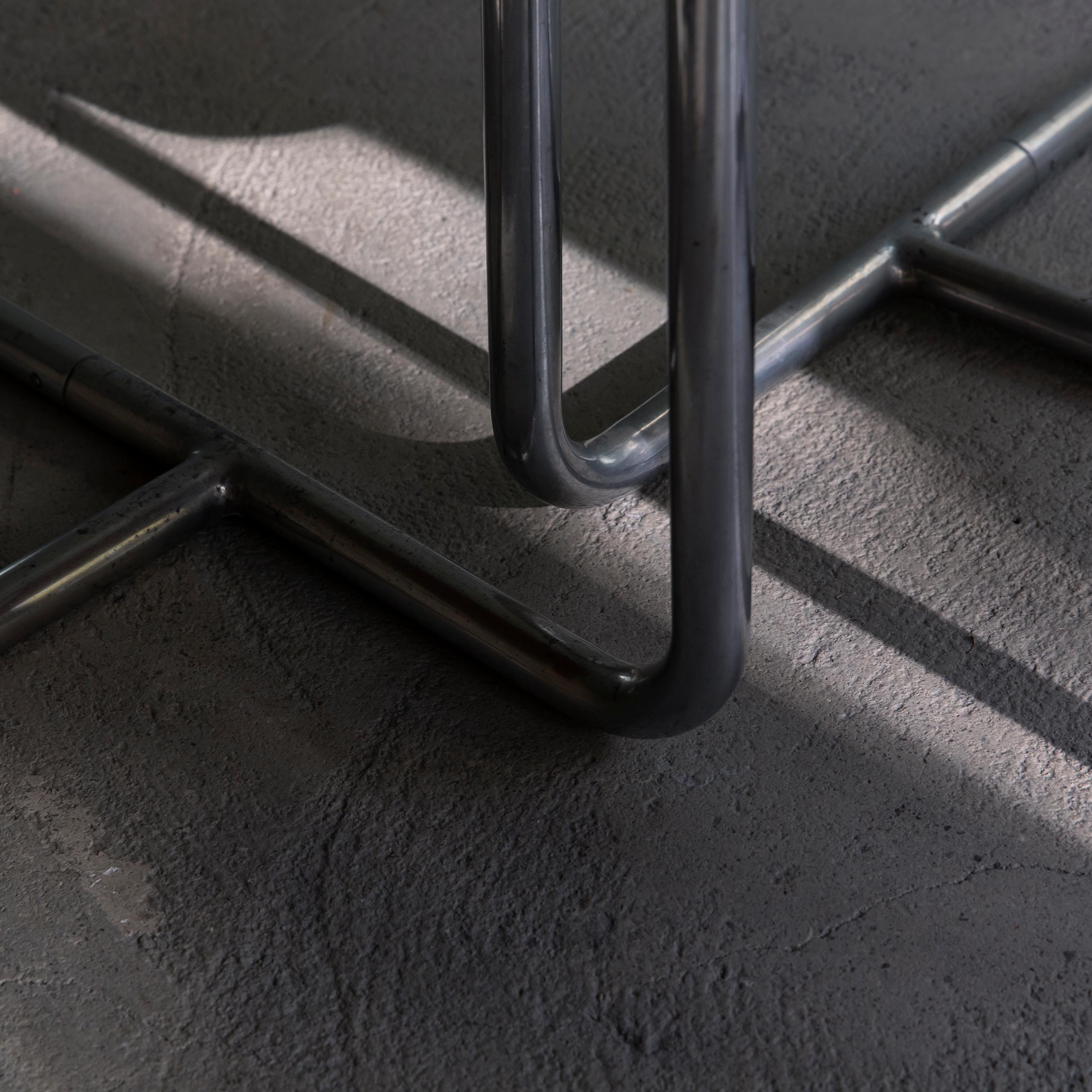 Sensational avant-garde streamlined cantilever chairs – Heinz & Bodo Rasch In Good Condition For Sale In Berlin, DE