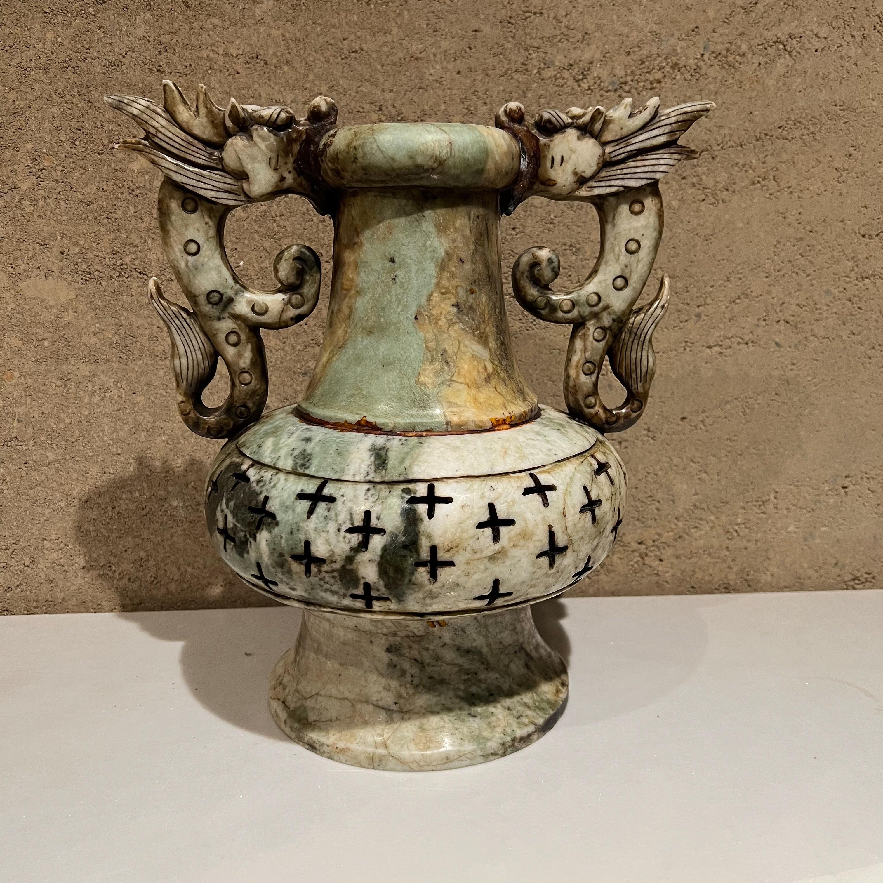 Vase chinois Sensationnel à double dragon sculpté à la main en pierre d'albâtre vert sourd en vente 5