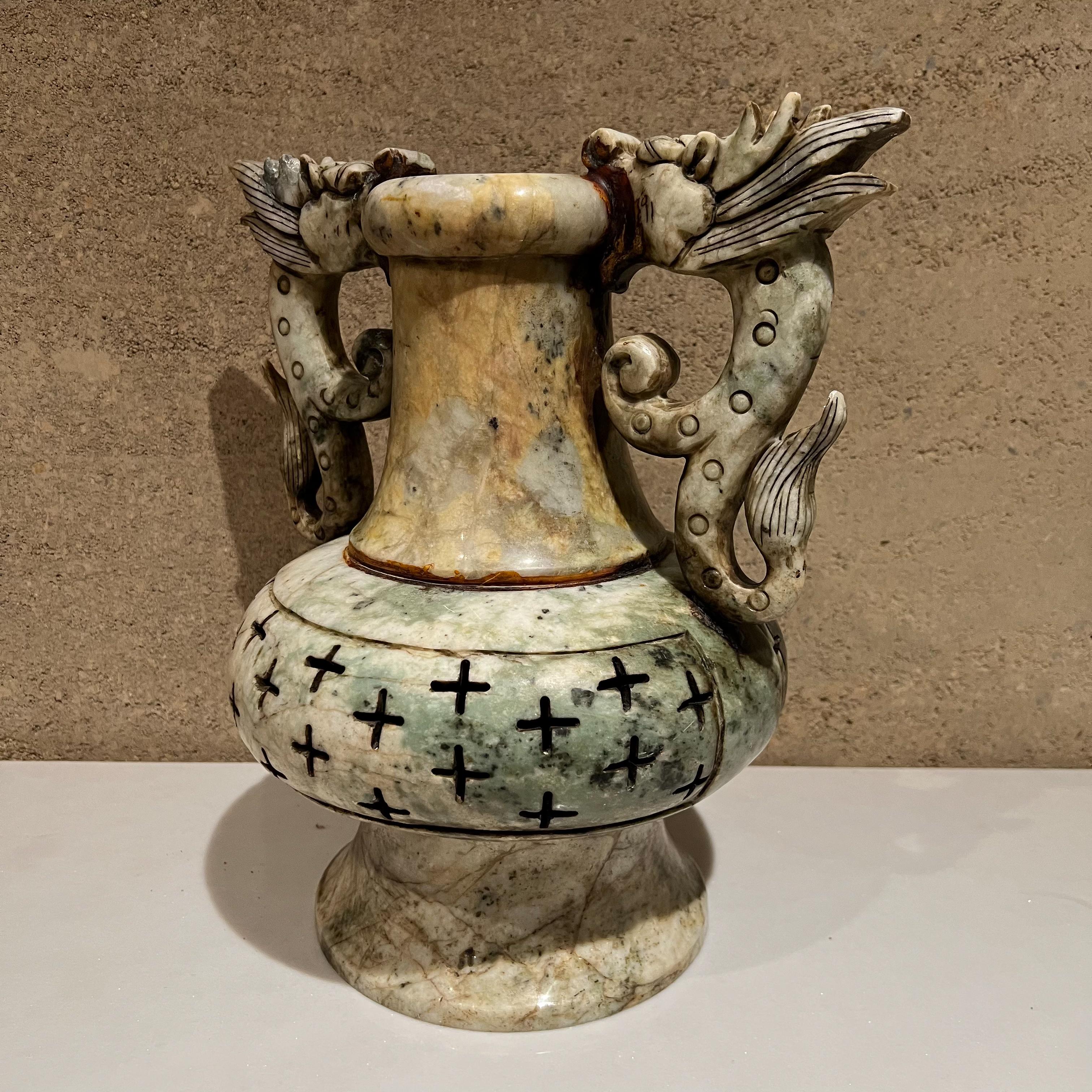 Mid-Century Modern Vase chinois Sensationnel à double dragon sculpté à la main en pierre d'albâtre vert sourd en vente