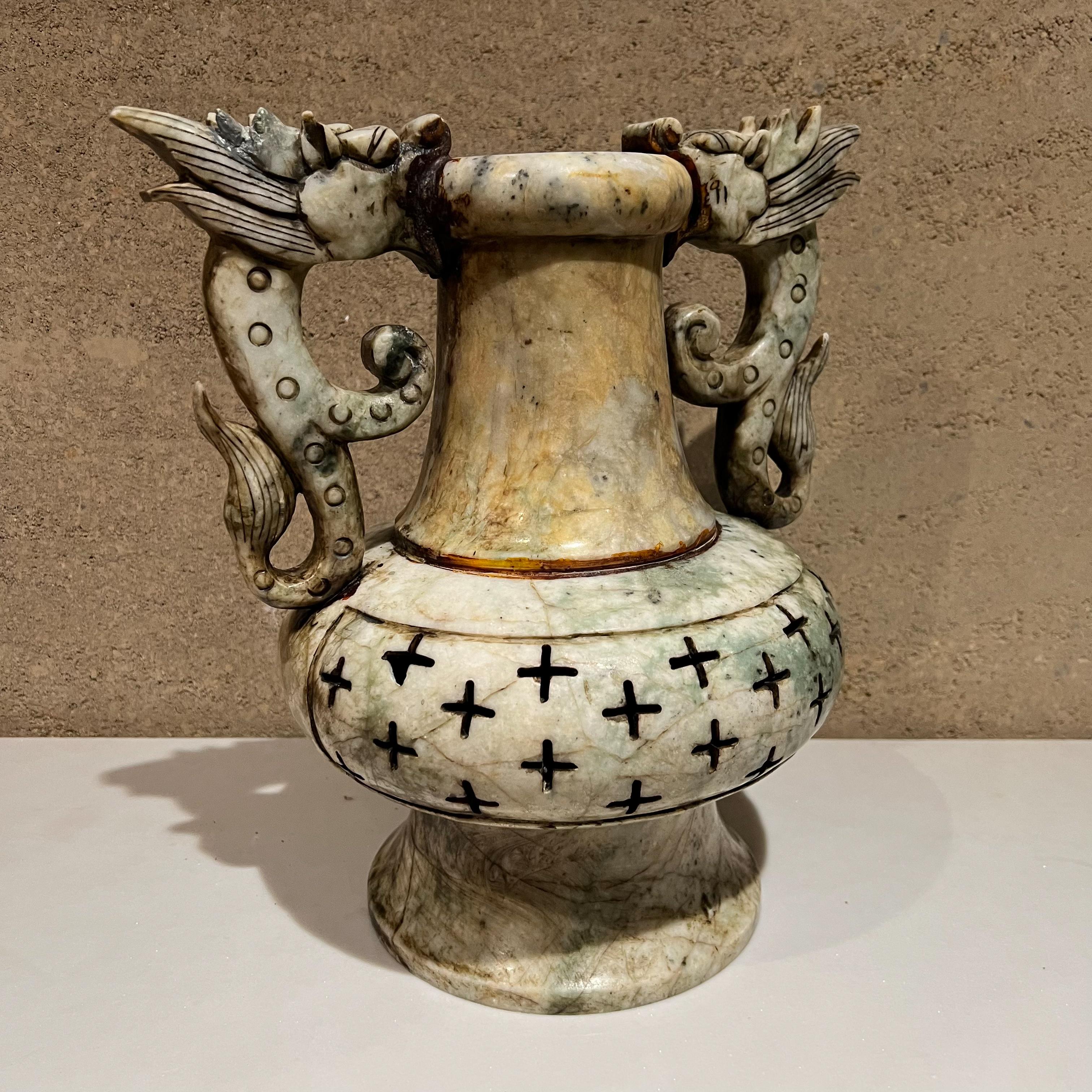 Vase chinois Sensationnel à double dragon sculpté à la main en pierre d'albâtre vert sourd Bon état - En vente à Chula Vista, CA