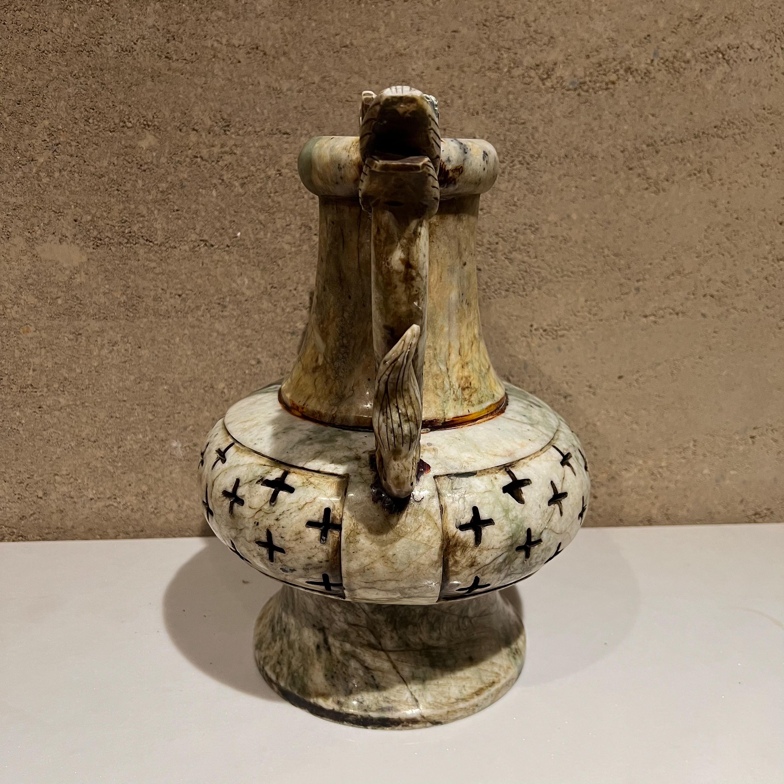 Milieu du XXe siècle Vase chinois Sensationnel à double dragon sculpté à la main en pierre d'albâtre vert sourd en vente
