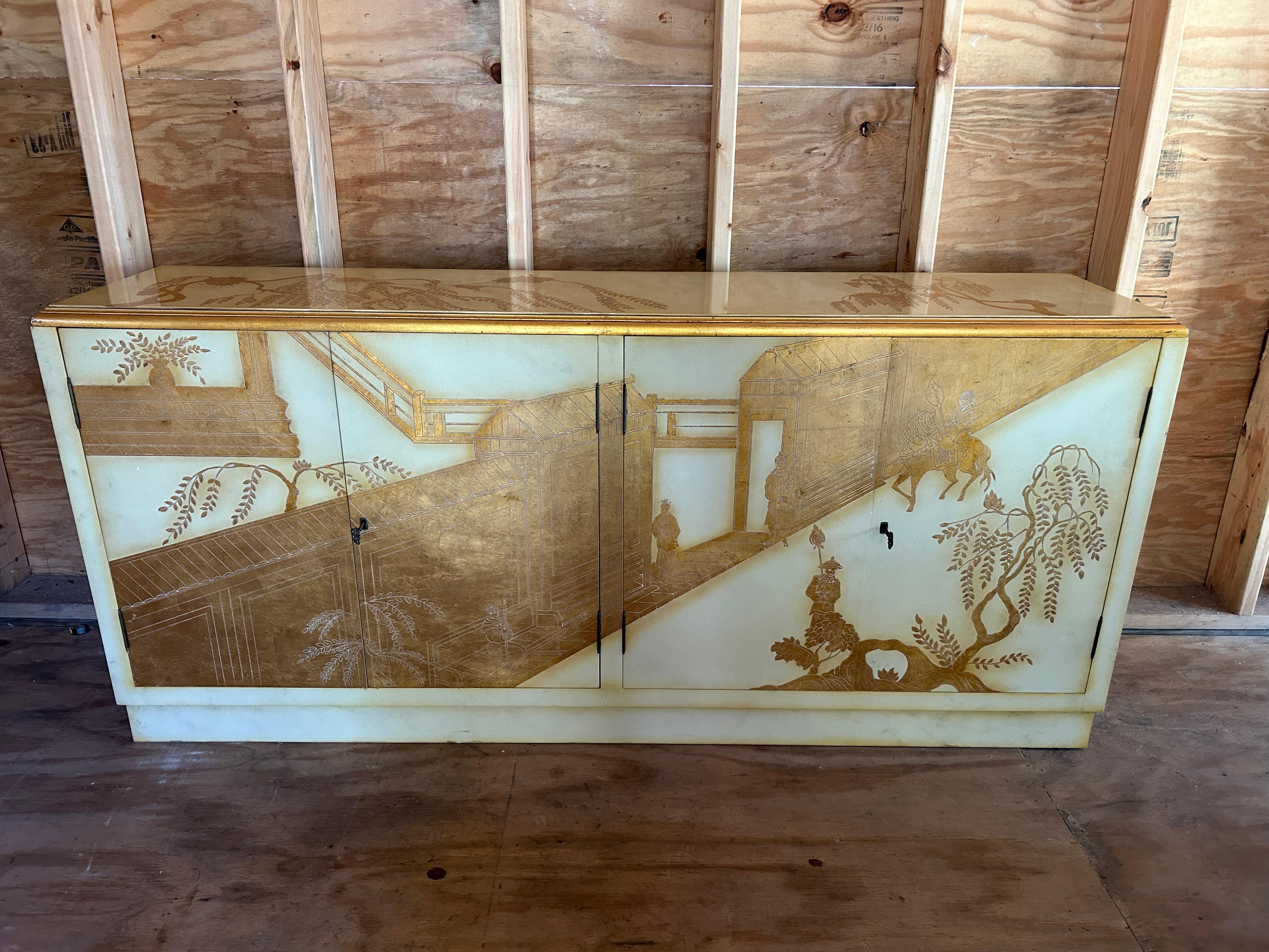 Chinoiserie-Credenza im asiatischen Stil mit Blattgoldverzierungen im Laverne-Stil.  Wir lieben das Motiv der Blattgoldlandschaft - gut gemacht.   Die Abmessungen für dieses Stück sind 32,5
