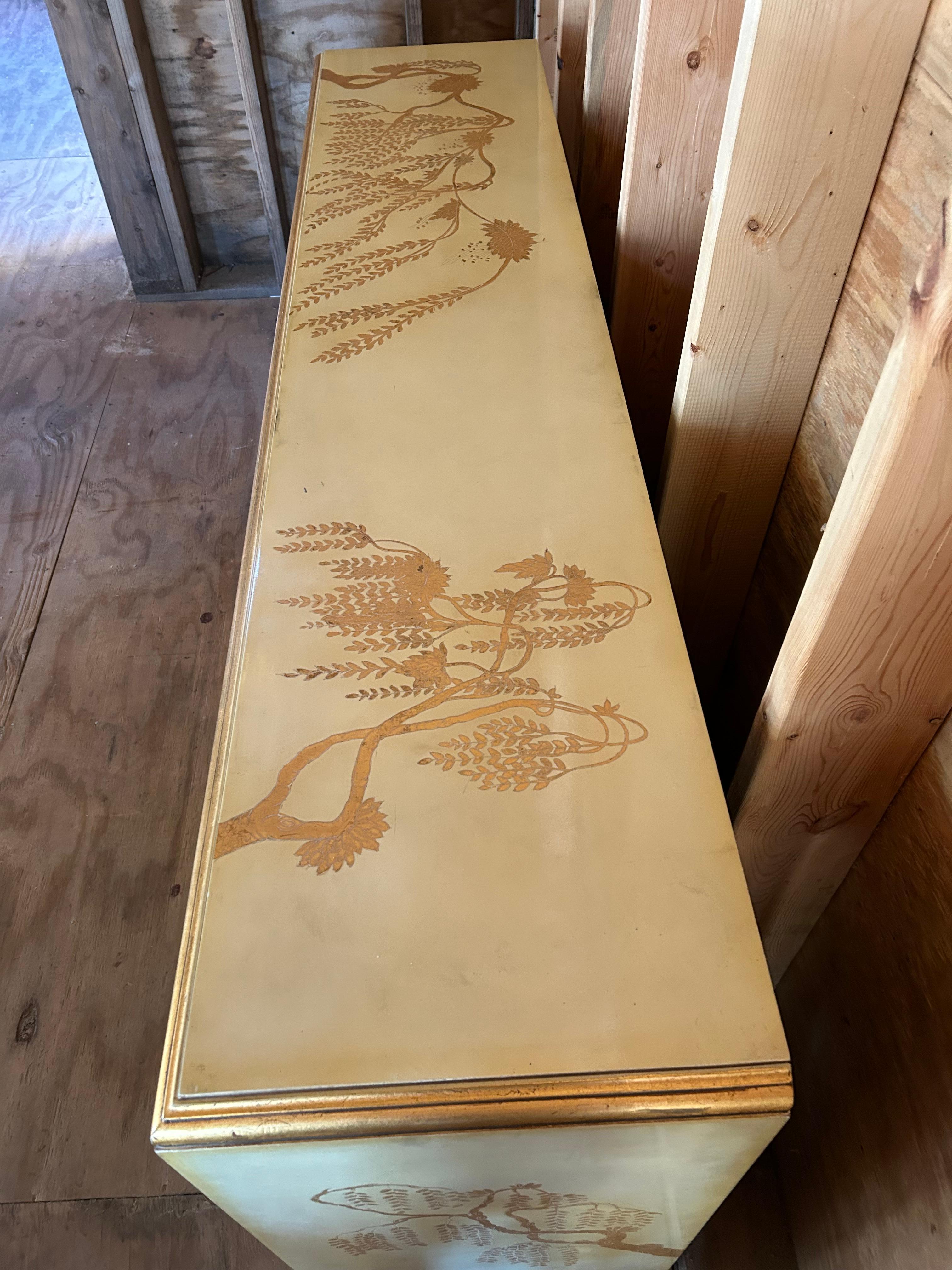 Sensationelle Creme Blattgold Chinoiserie Credenza Kabinett Konsole LaVerne Stil (Ende des 20. Jahrhunderts) im Angebot
