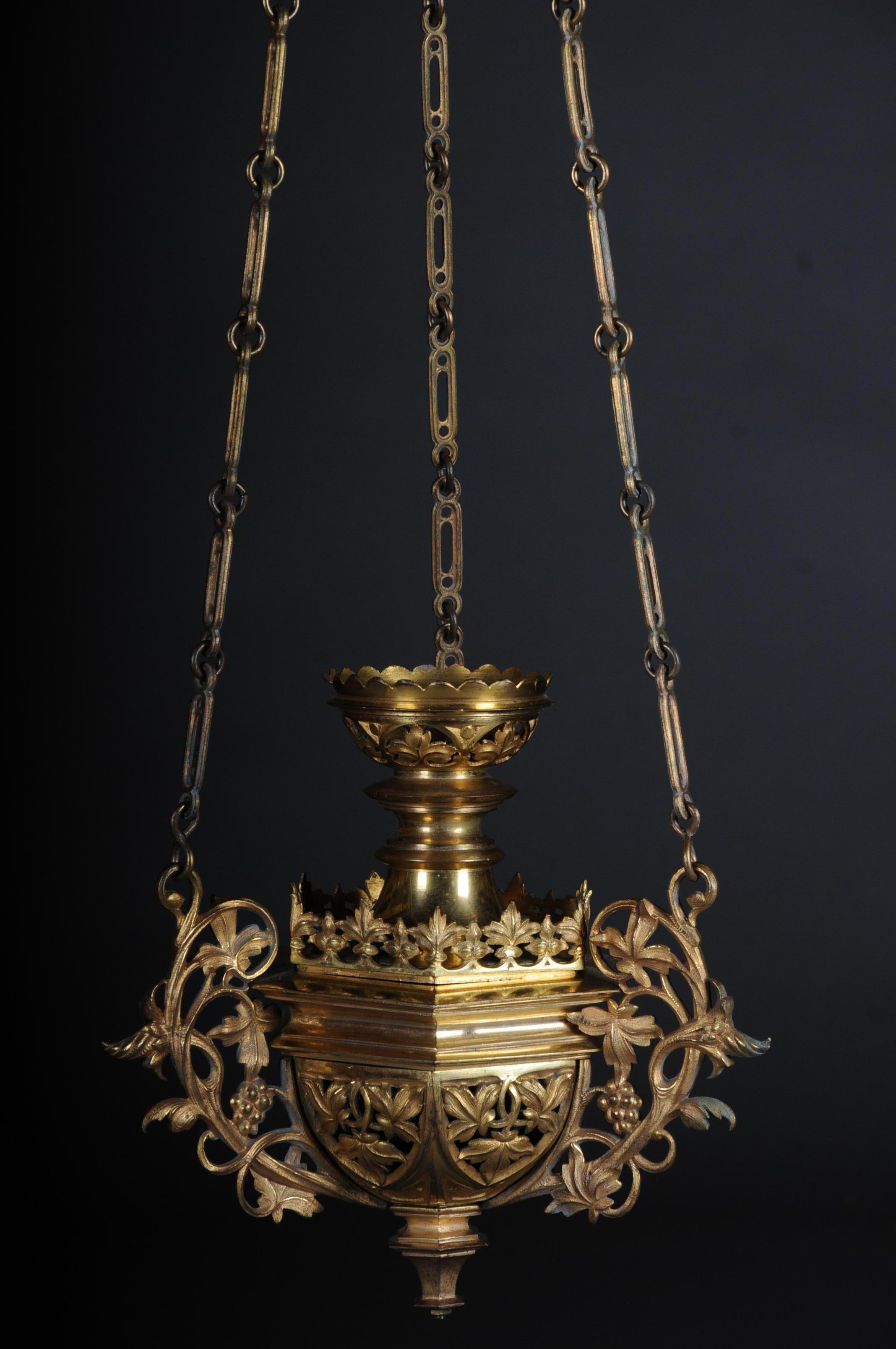 Sensationelle, kuriose Weihrauch-Ampel feuervergoldet, um 1850

Messing, vergoldet. Reichhaltiges florales Relief und teilweise durchbrochene Verzierungen. An einer dreiteiligen Kettenaufhängung mit einem Baldachin. Sehr hohe Qualität der