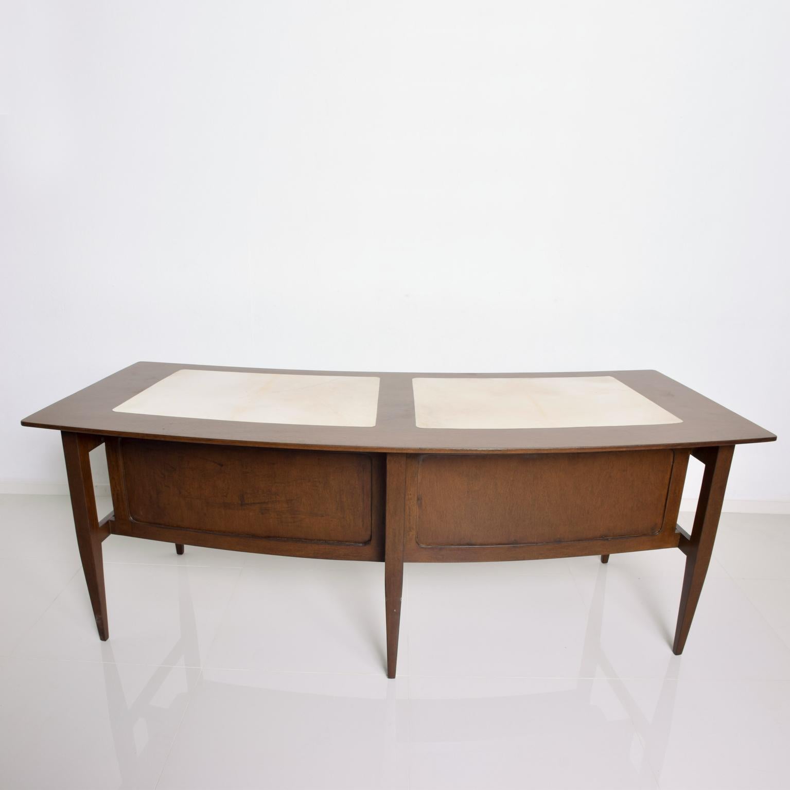 AMBIANIC is pleased to offer:
Luxurious desk with a fabulous curved shape. Constructed in mahogany wood and goatskin.
No label or information present from the maker. Attribution design style of Arturo Pani.
Made in Mexico 1960s
Dimensions: 78 .25W x
