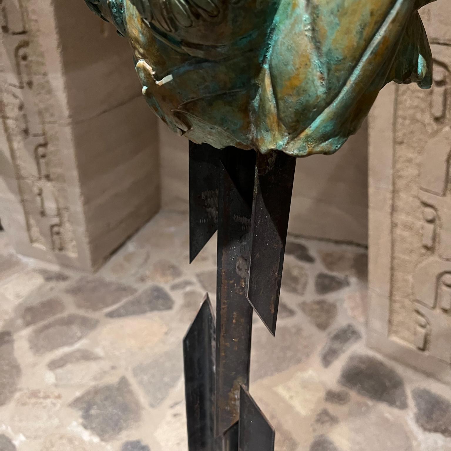 Sculpture grecque saisissante de sphinx en vert-de-gris représentant une femme, en bronze et acier forgé en vente 8