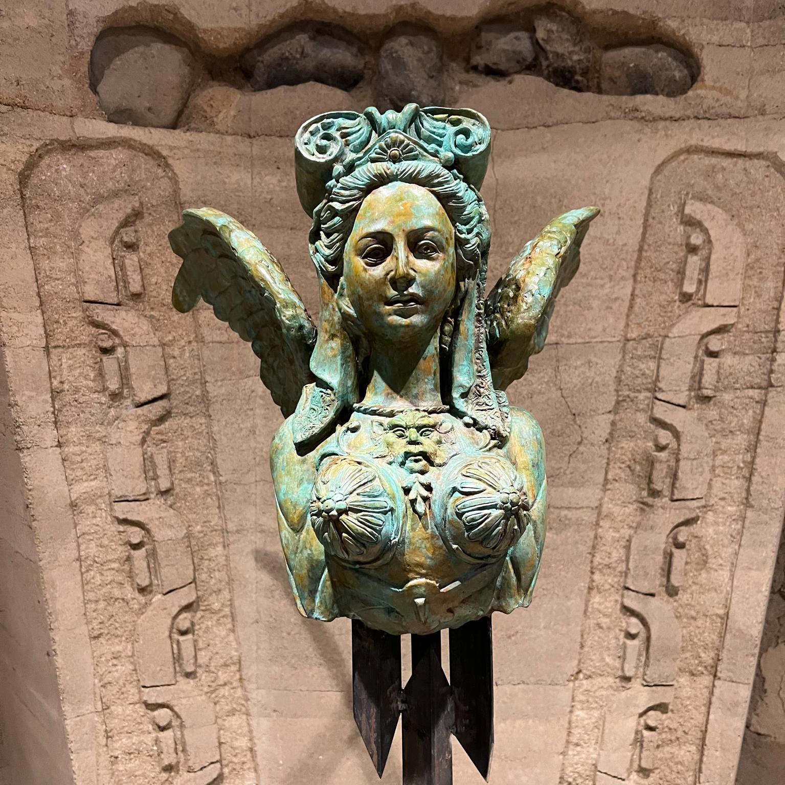 Mid-Century Modern Sculpture grecque saisissante de sphinx en vert-de-gris représentant une femme, en bronze et acier forgé en vente
