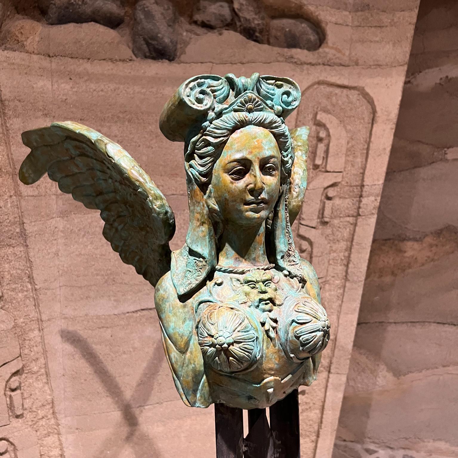 Fin du 20e siècle Sculpture grecque saisissante de sphinx en vert-de-gris représentant une femme, en bronze et acier forgé en vente