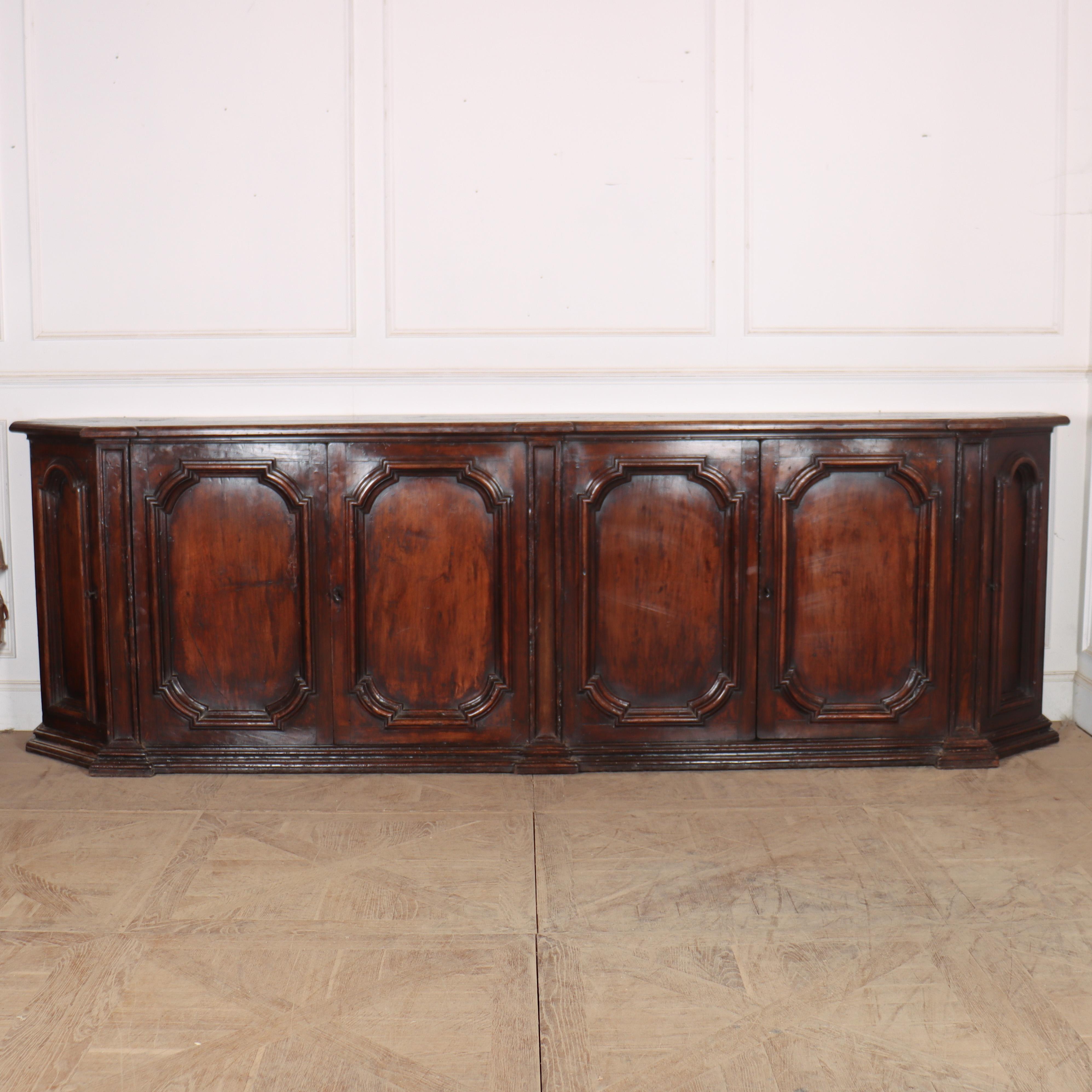 Sensacional credenza/enfilado italiano de nogal del siglo XVIII con gran colorido. 1760. 

Peso: 197 kg


Código 8961

Dimensiones:
W: 132