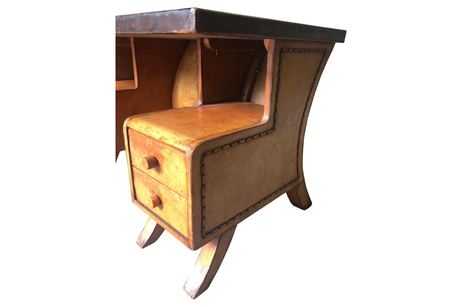 Sensationeller lederbezogener französischer Art Deco-Schreibtisch (Leder) im Angebot