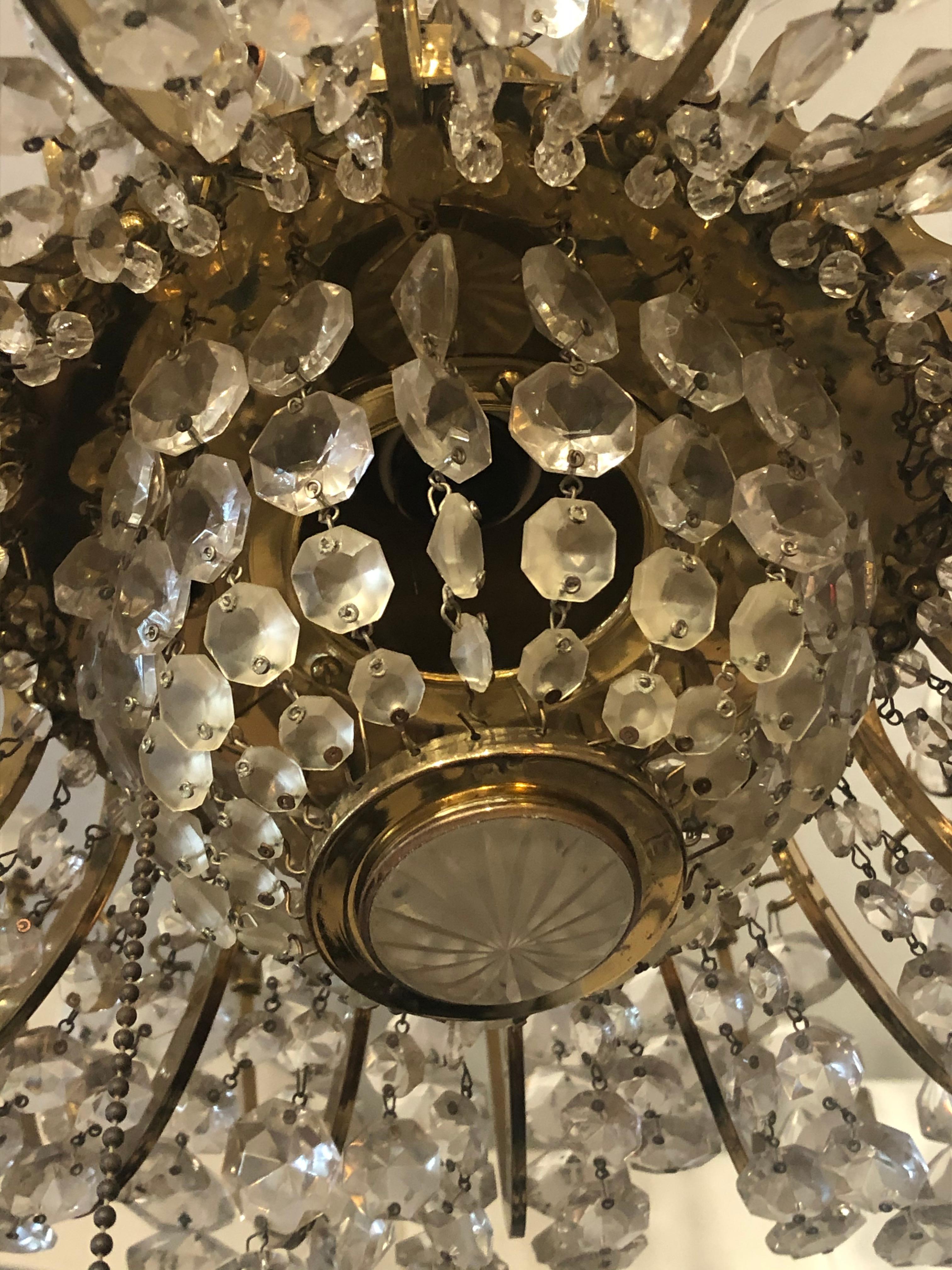 Moderner kaskadenförmiger Kristall-Kronleuchter aus der Mitte des Jahrhunderts (Messing) im Angebot
