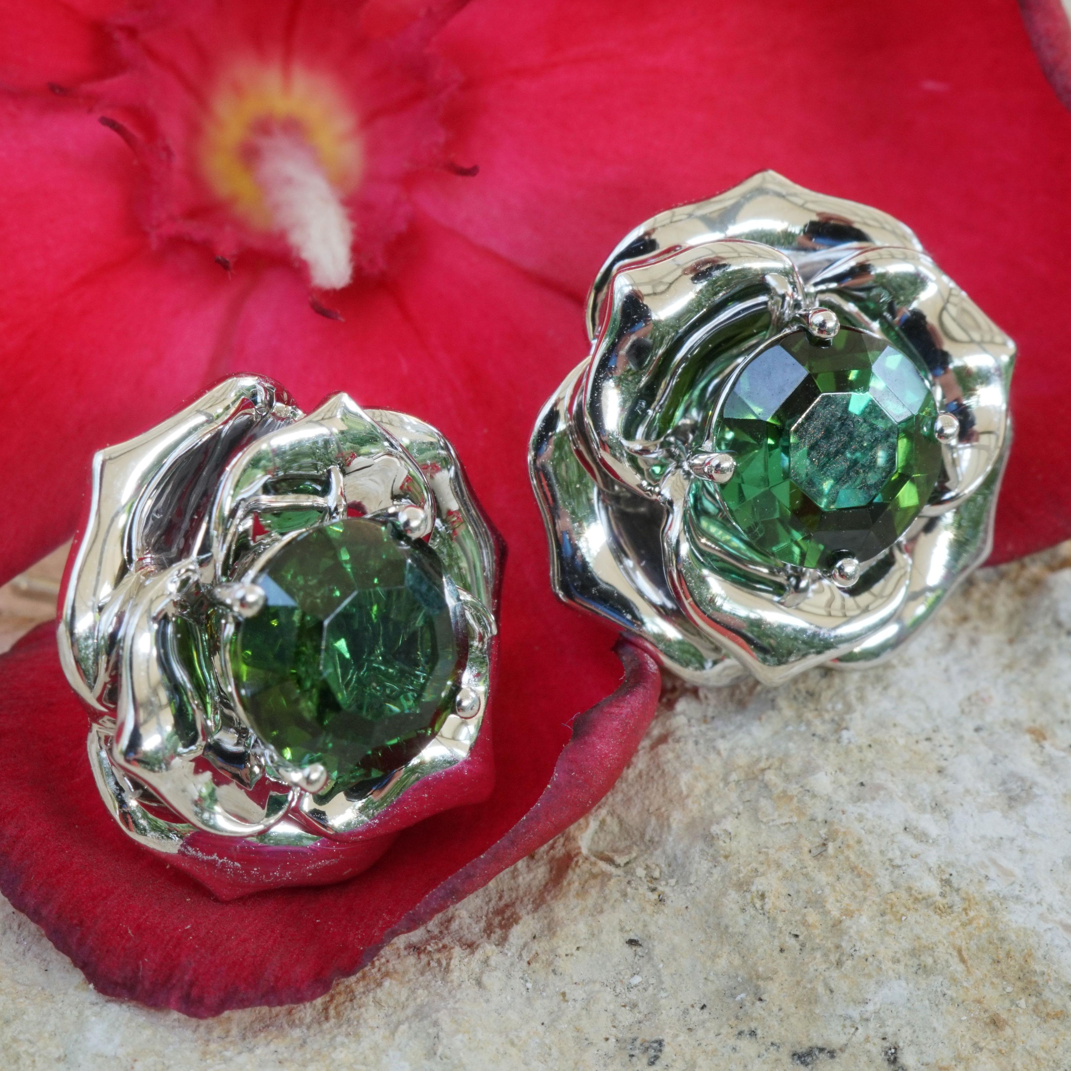 Sensational Mint Green Tourmaline Ear Studs 18 Kt White Gold Flower Shape For Sale 4
