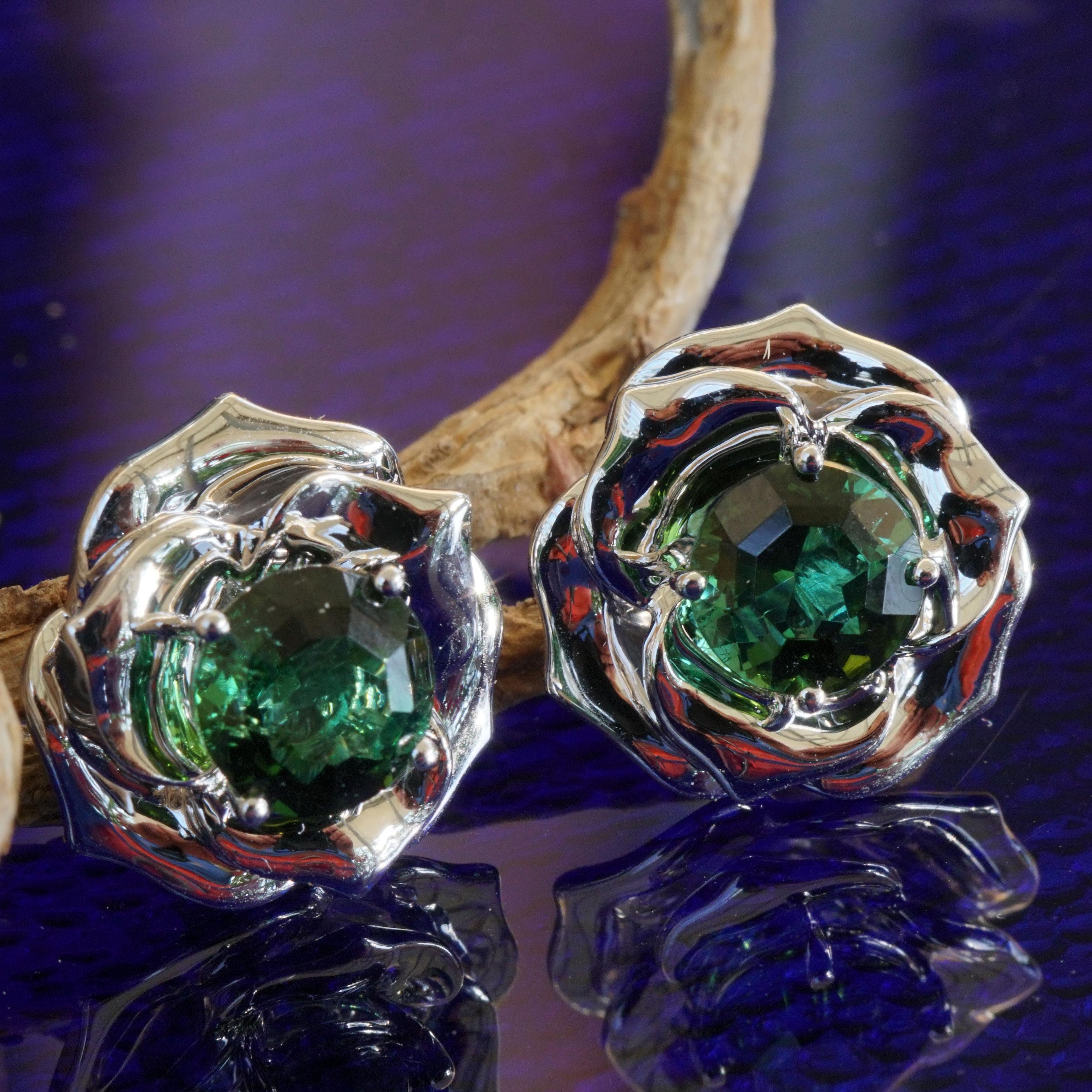 Sensational Mint Green Tourmaline Ear Studs 18 Kt White Gold Flower Shape In New Condition For Sale In Viena, Viena