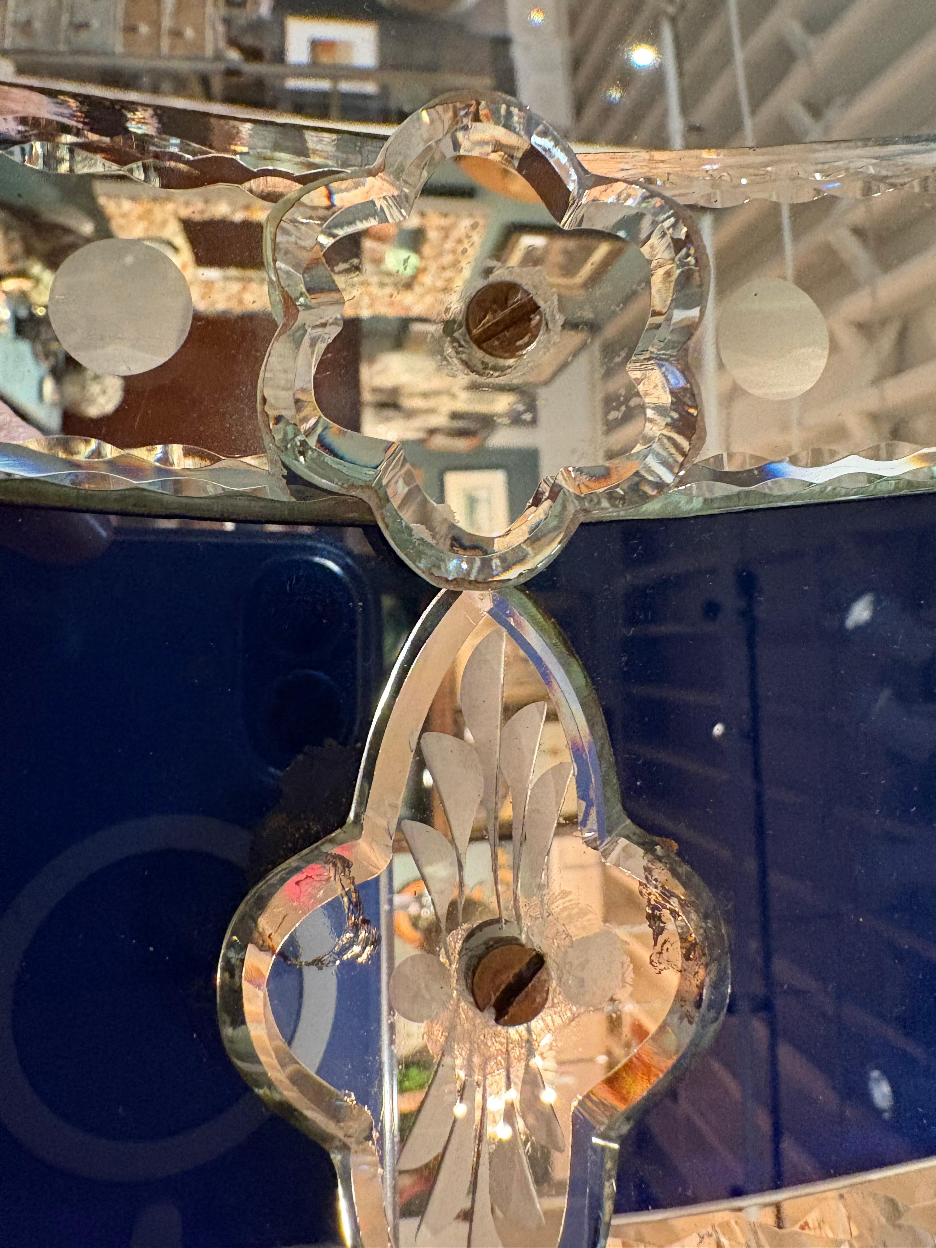 Sensationnel miroir vénitien ovale orné en verre bleu foncé et gravé en vente 3