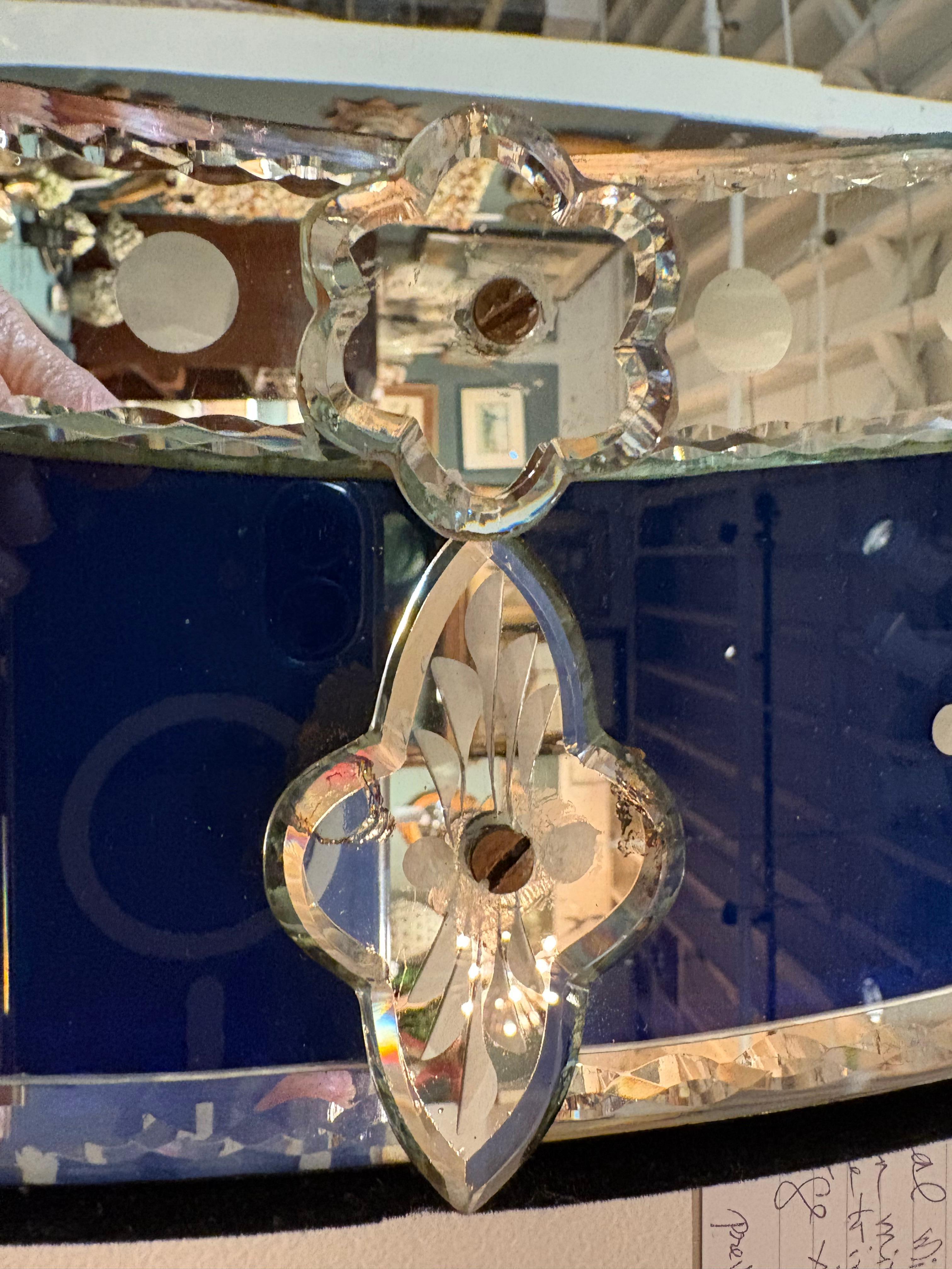 Sensationnel miroir vénitien ovale orné en verre bleu foncé et gravé en vente 4