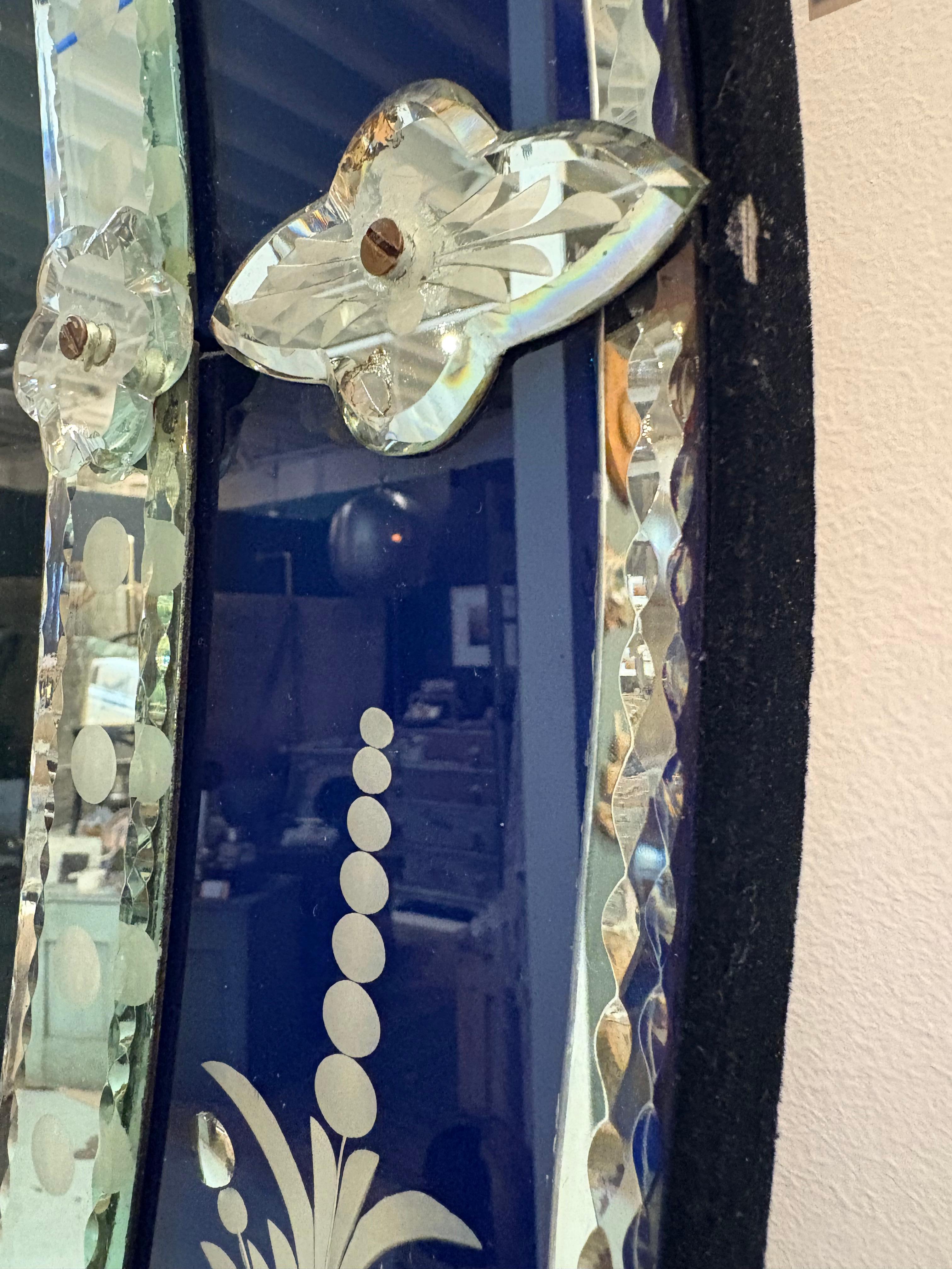 Sensationnel miroir vénitien ovale orné en verre bleu foncé et gravé en vente 5
