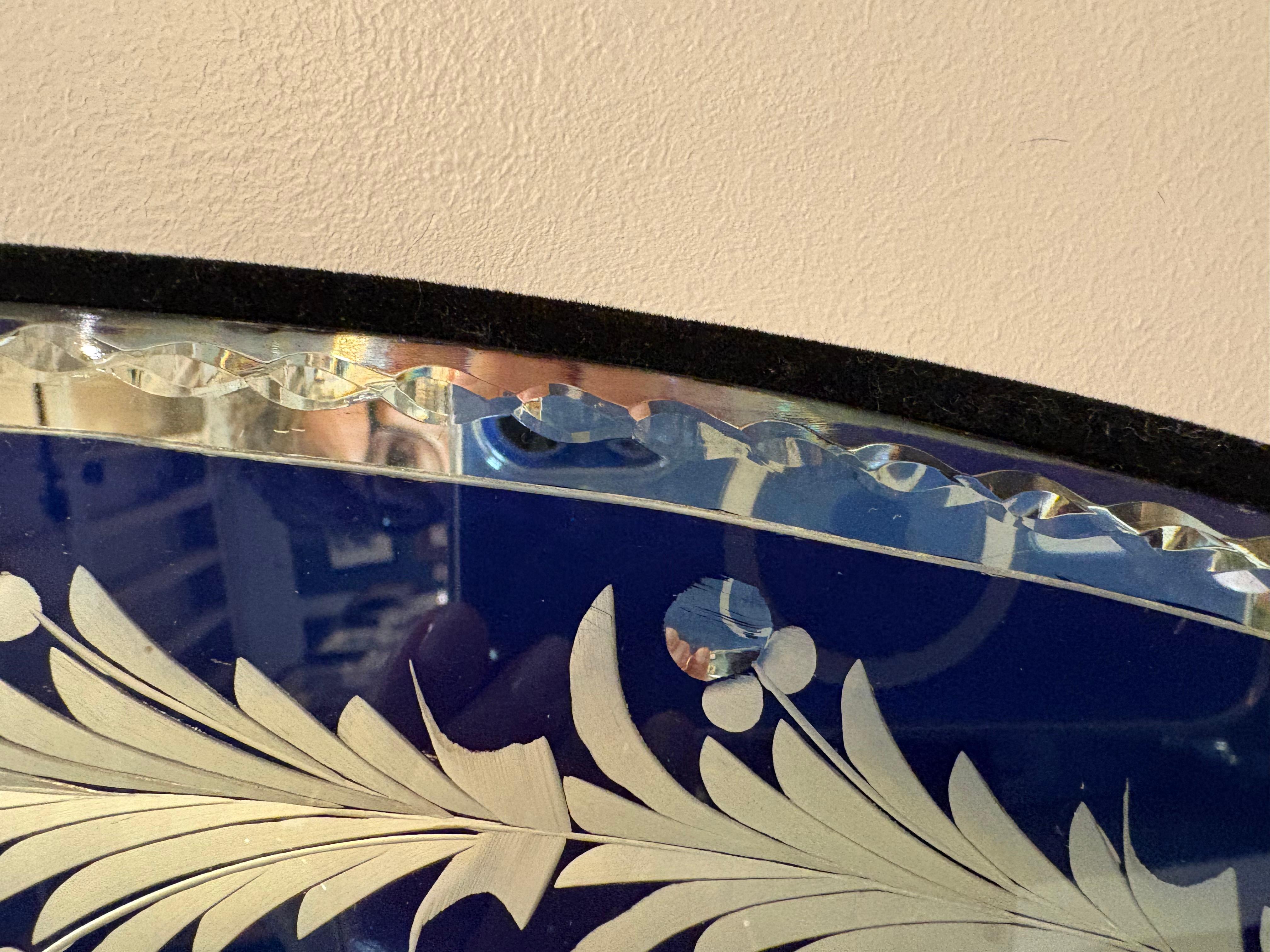 Sensationnel miroir vénitien ovale orné en verre bleu foncé et gravé en vente 6