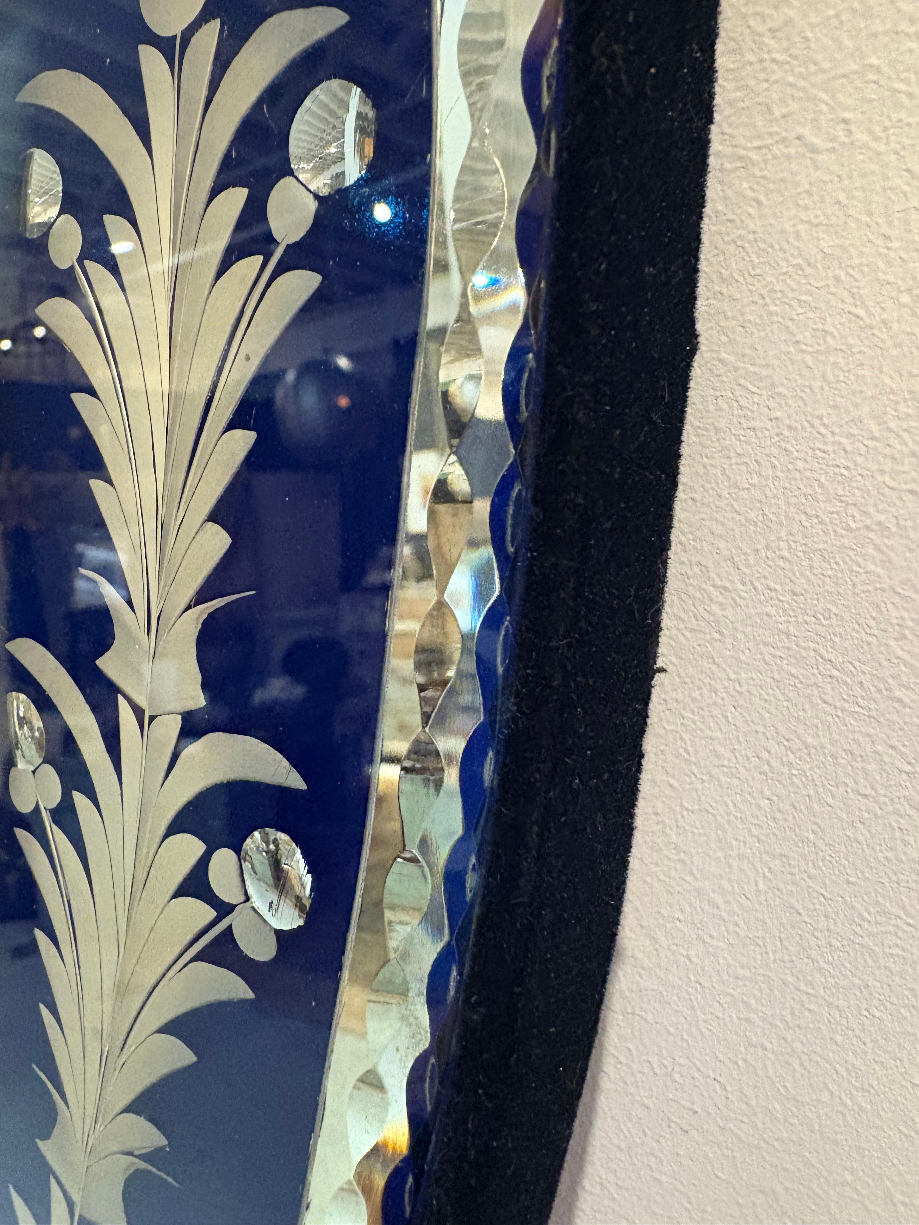 Sensationnel miroir vénitien ovale orné en verre bleu foncé et gravé en vente 7