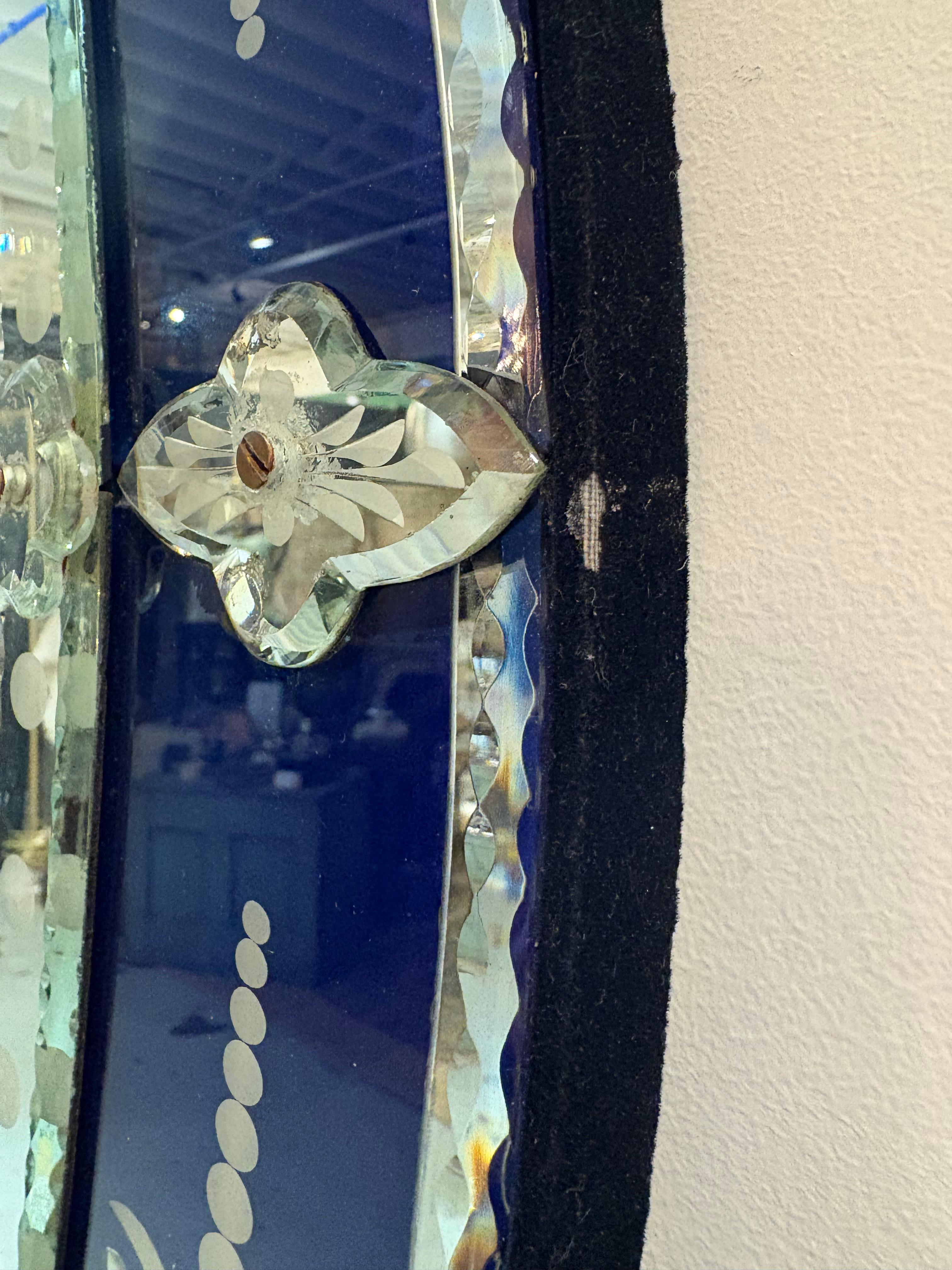 Sensationnel miroir vénitien ovale orné en verre bleu foncé et gravé en vente 8