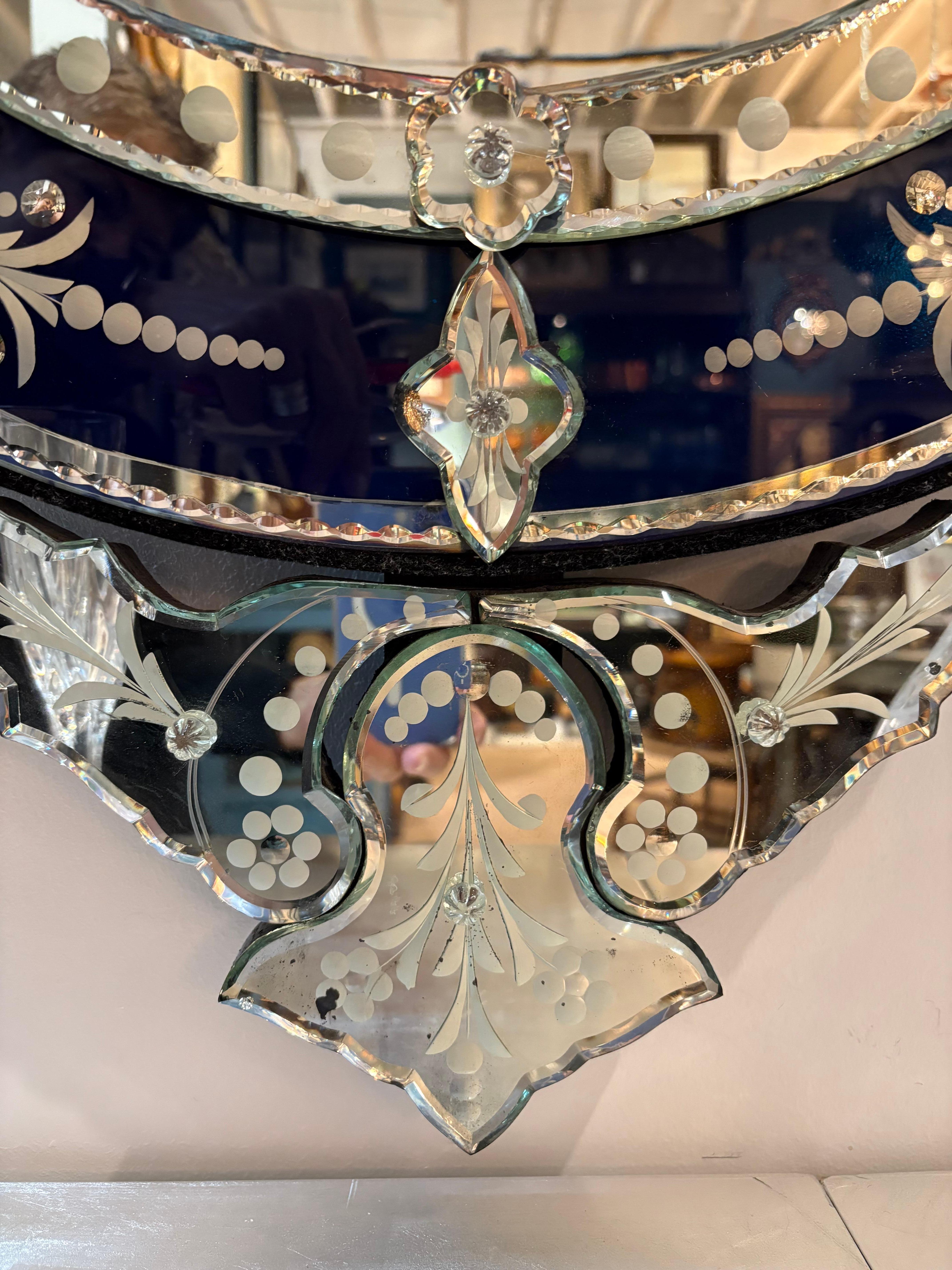 Rococo Sensationnel miroir vénitien ovale orné en verre bleu foncé et gravé en vente