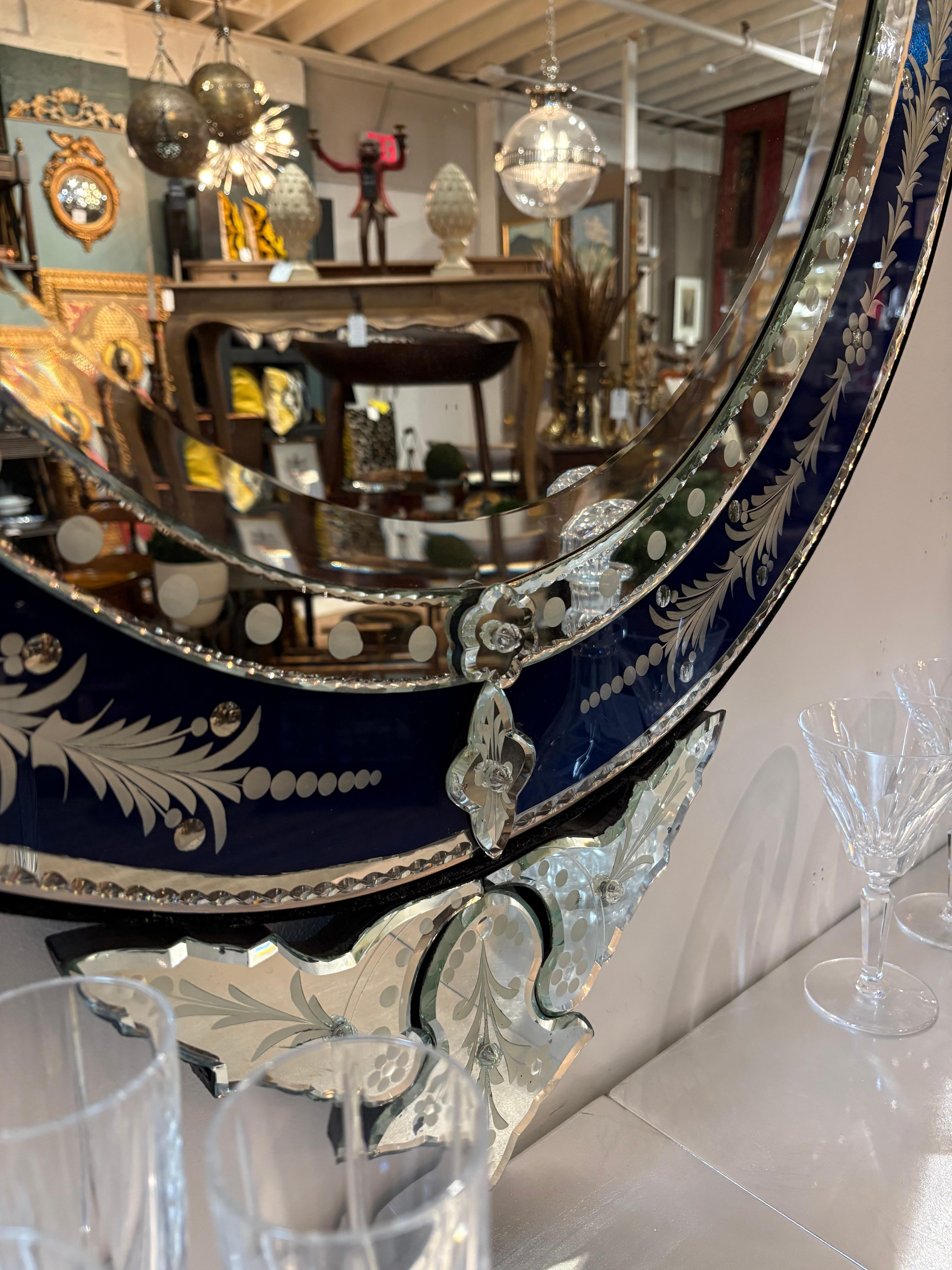 italien Sensationnel miroir vénitien ovale orné en verre bleu foncé et gravé en vente