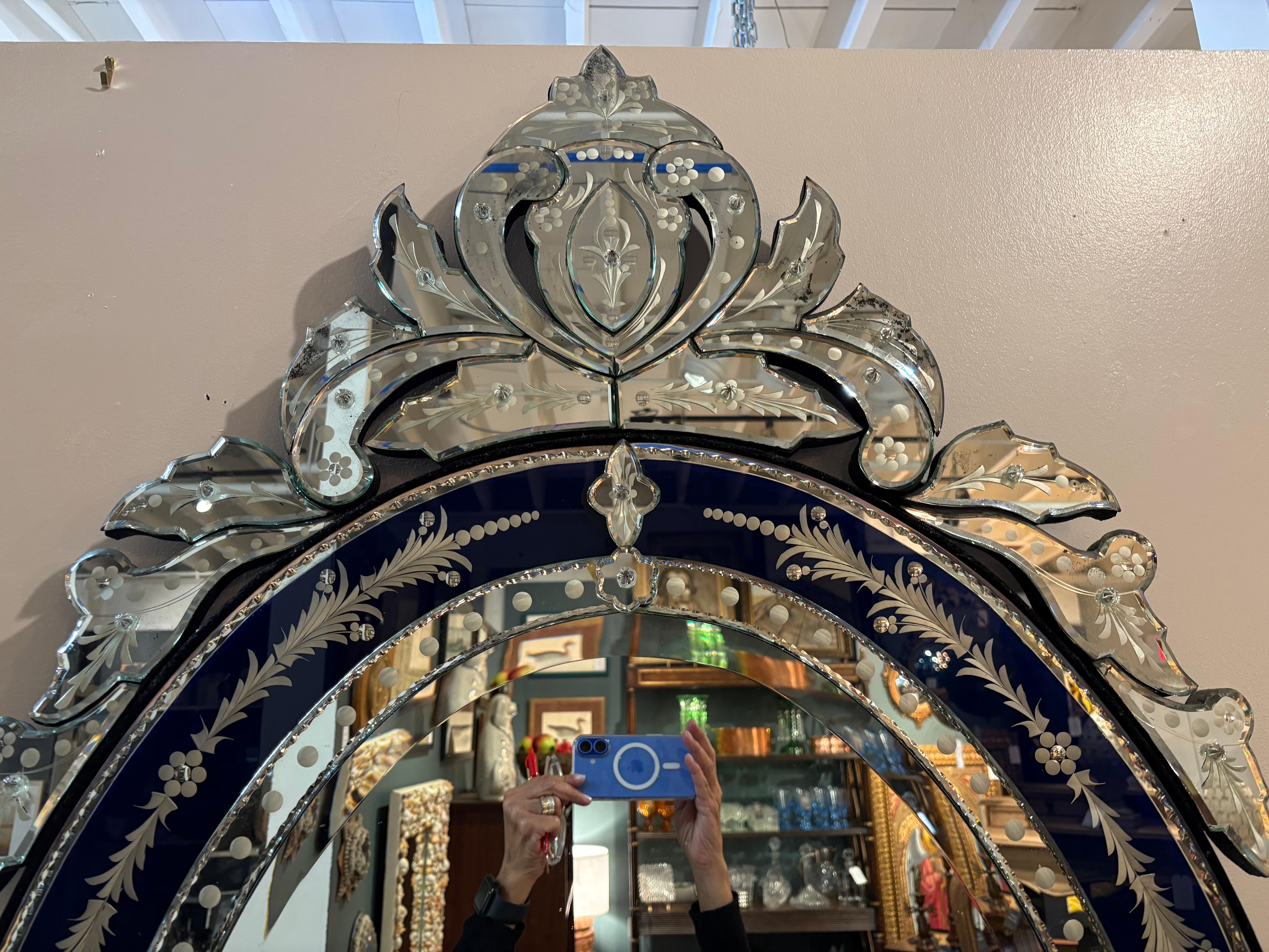 Sensationnel miroir vénitien ovale orné en verre bleu foncé et gravé Bon état - En vente à Hopewell, NJ