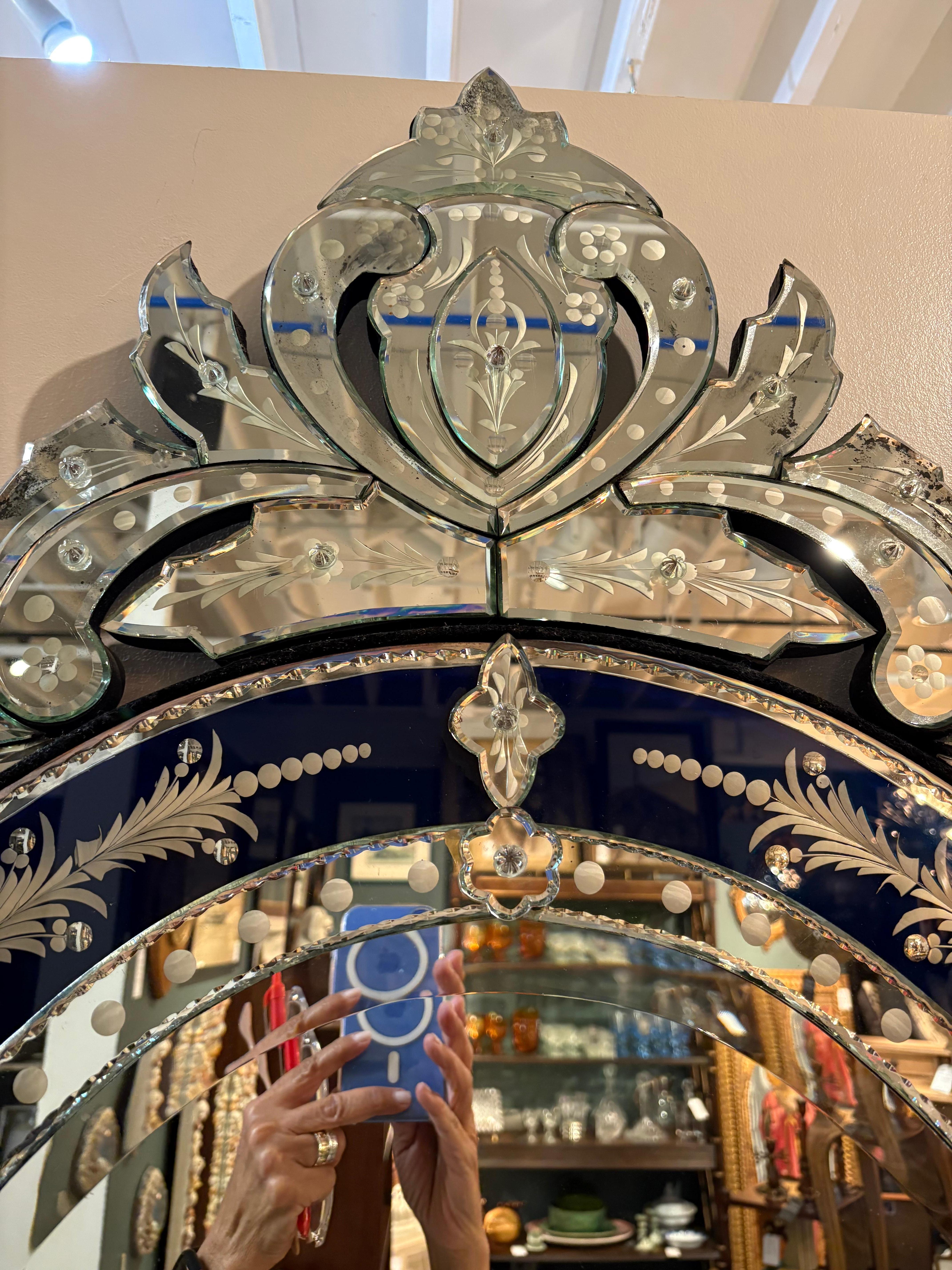 Fin du 20e siècle Sensationnel miroir vénitien ovale orné en verre bleu foncé et gravé en vente