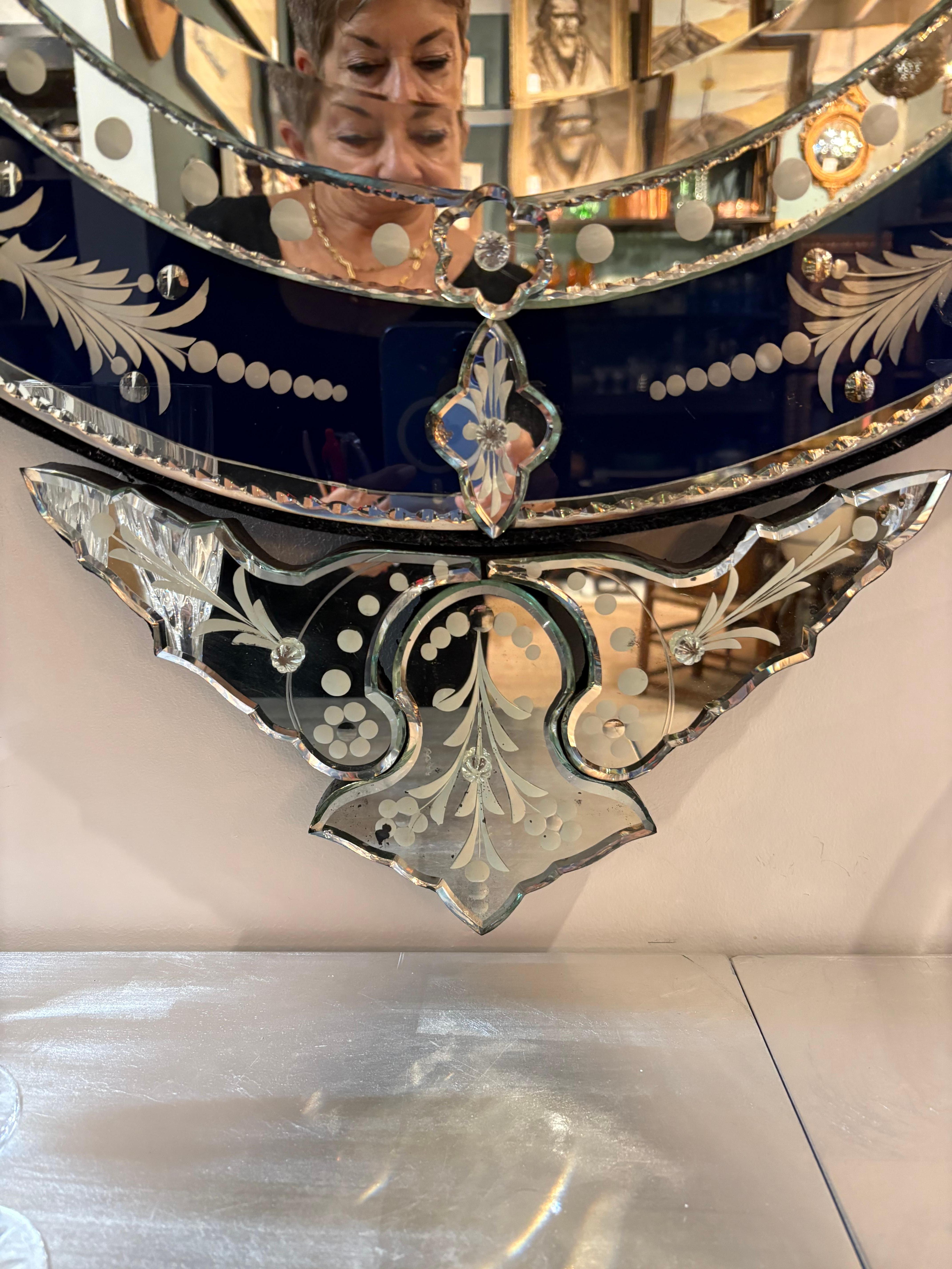 Miroir Sensationnel miroir vénitien ovale orné en verre bleu foncé et gravé en vente