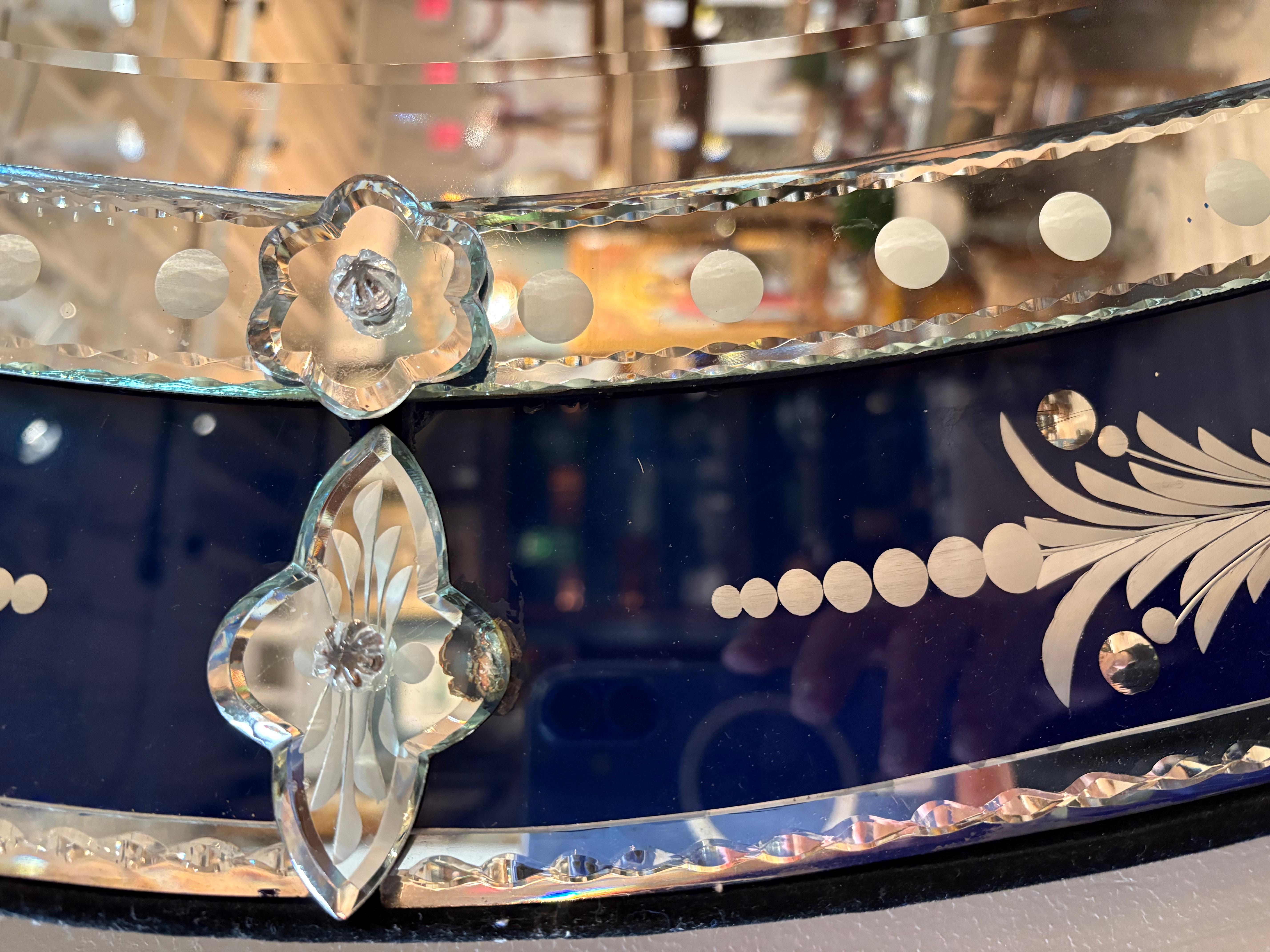 Sensationnel miroir vénitien ovale orné en verre bleu foncé et gravé en vente 1