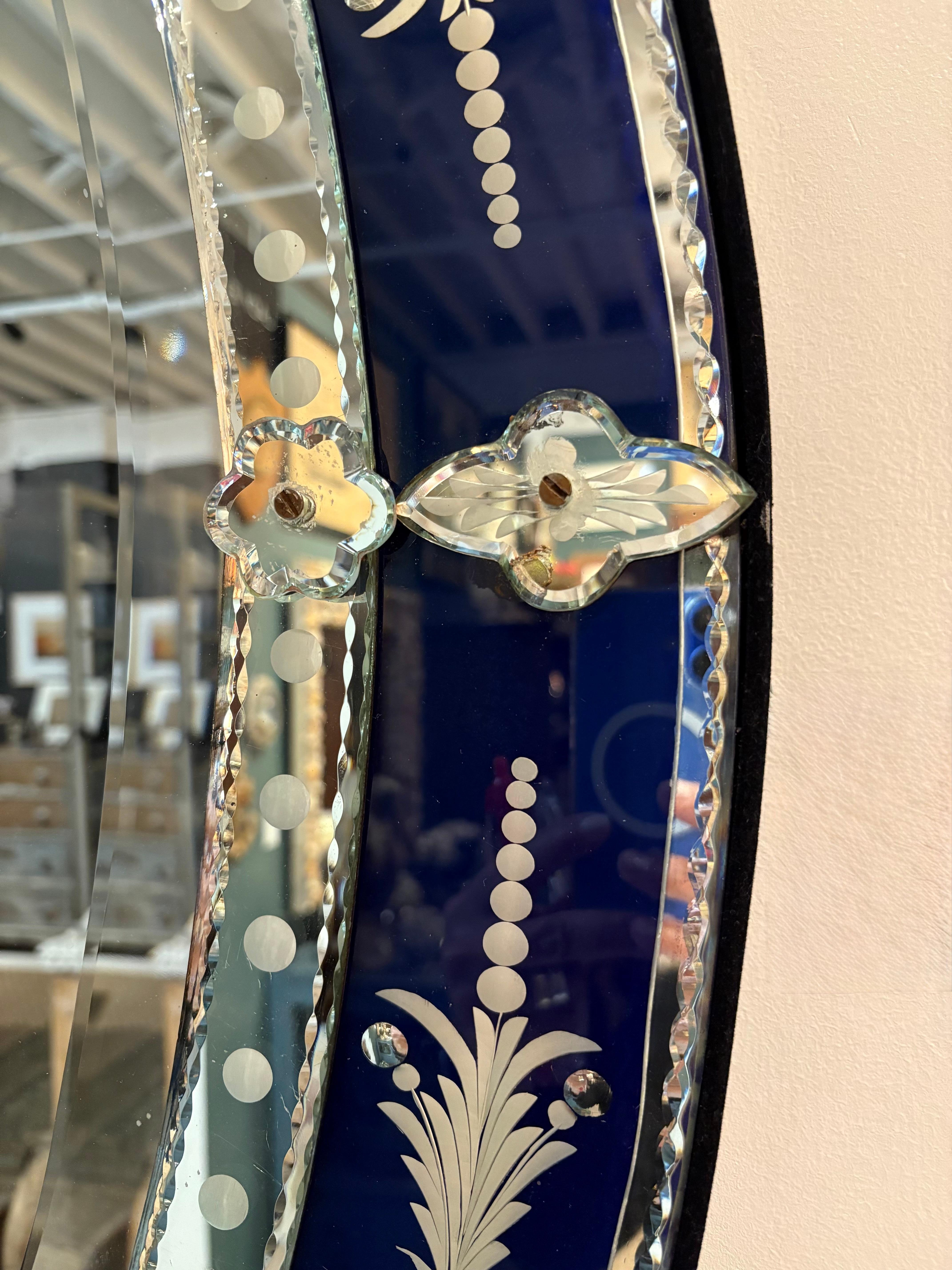 Sensationnel miroir vénitien ovale orné en verre bleu foncé et gravé en vente 2