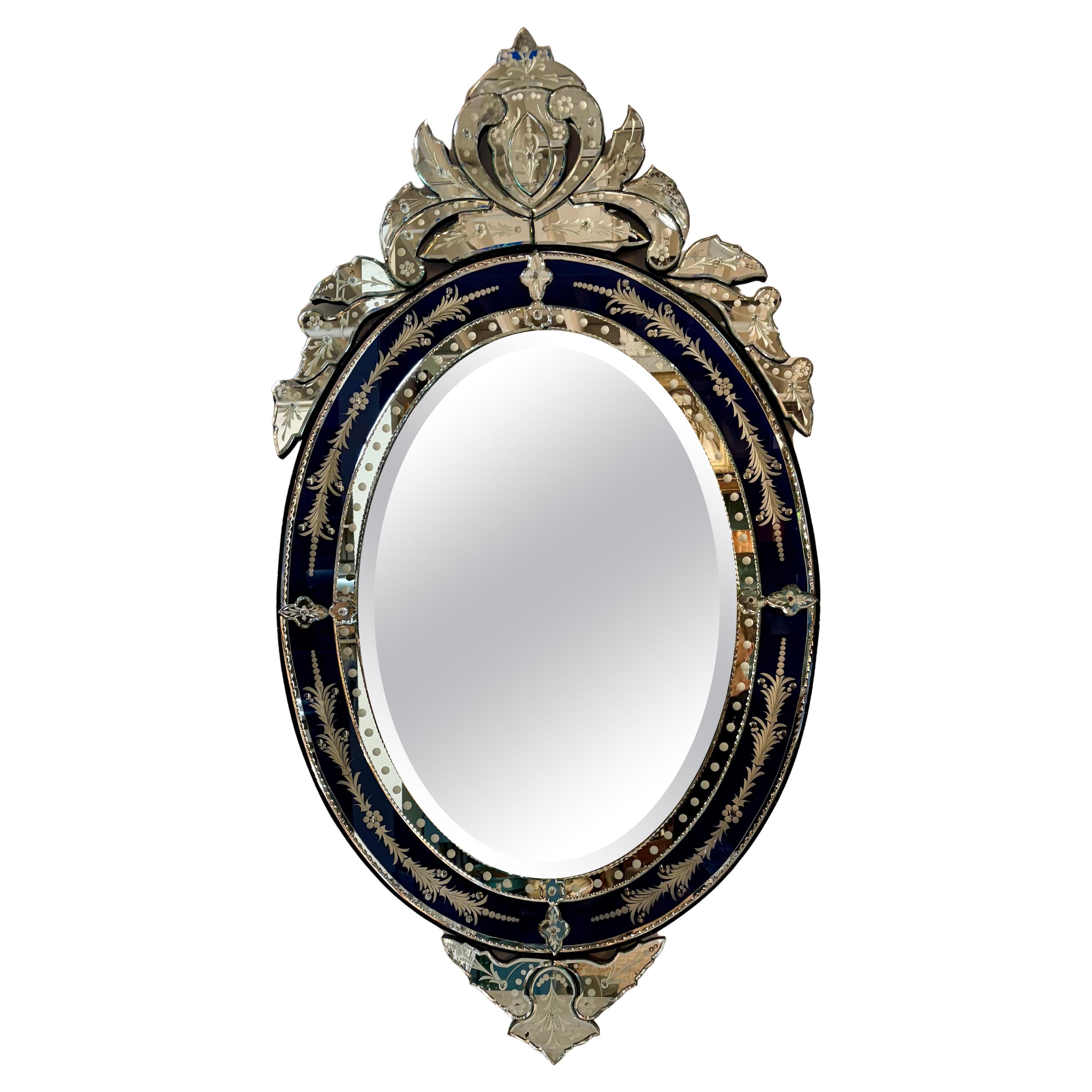 Sensazionale specchio ovale veneziano ornato in blu scuro e vetro acidato
