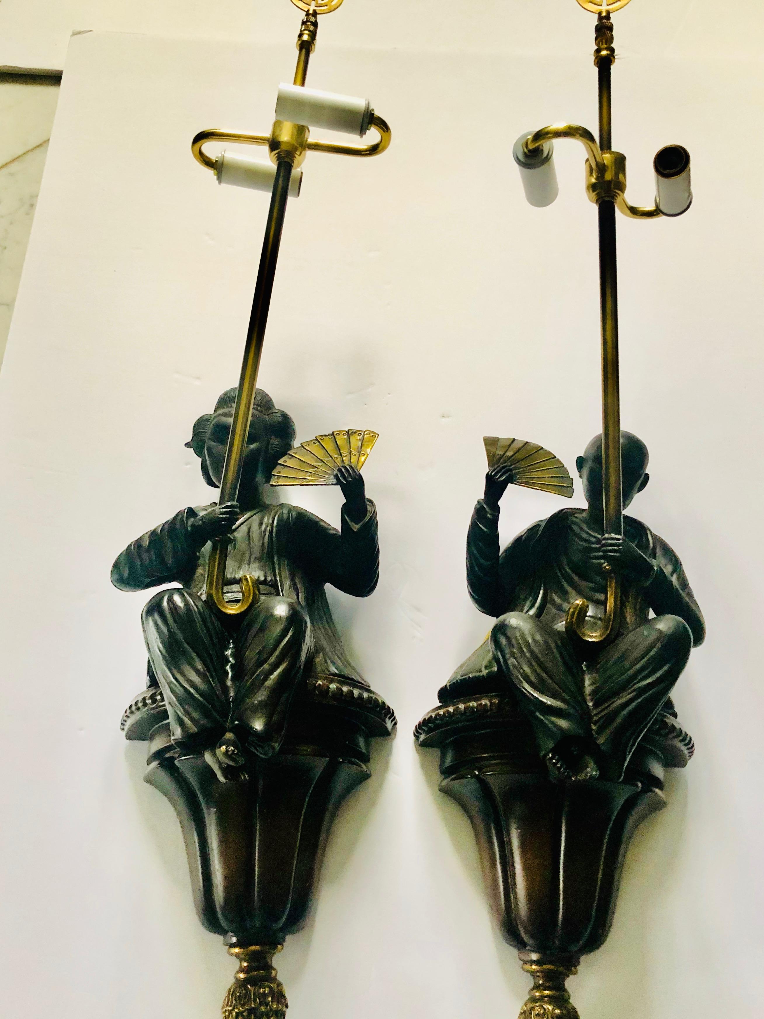 Paar asiatische figurale Bronze-Wandleuchter, Sensationelles Paar (Chinoiserie) im Angebot