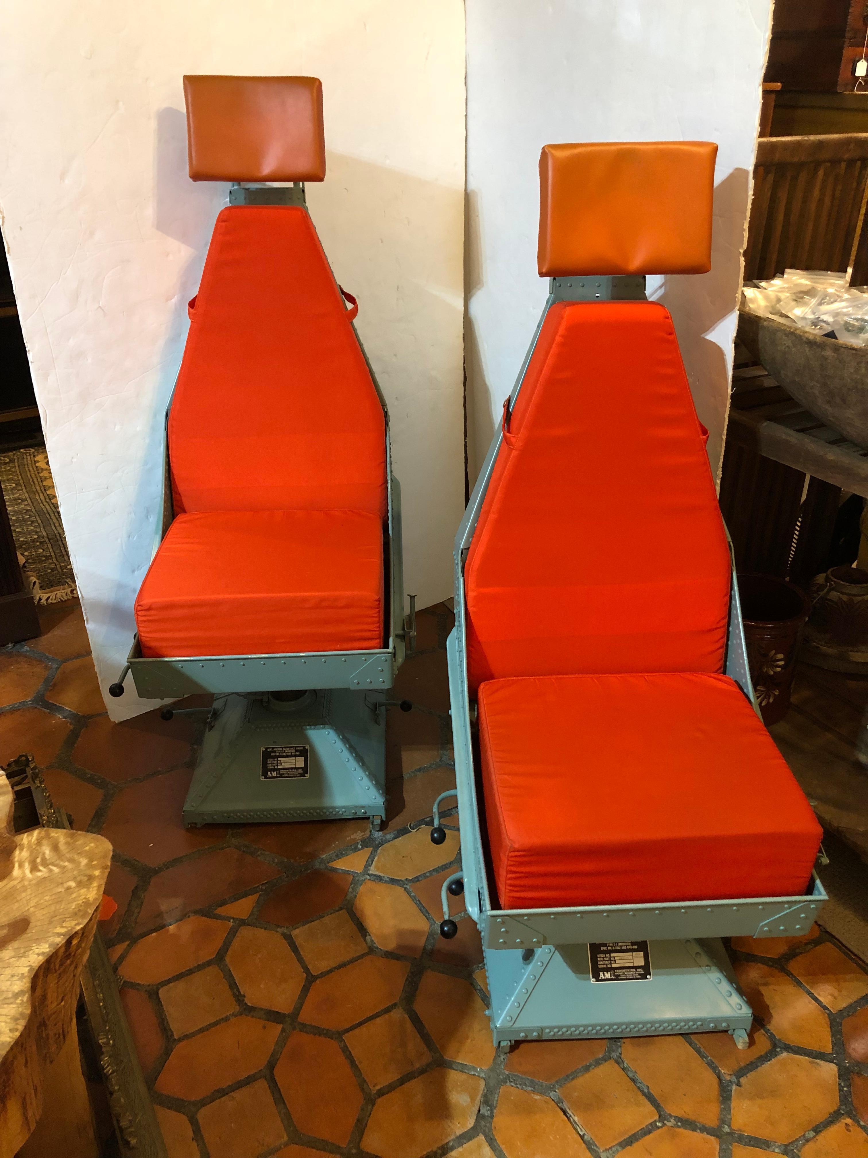 Fabuleuse paire de sièges industriels pour équipage d'avion des années 1990, réglables et pivotants, fabriqués par Aircraft Mechanics Division of AM Industries, Inc.
Design/One : métal vert armée contrastant avec des coussins parachute orange vif et