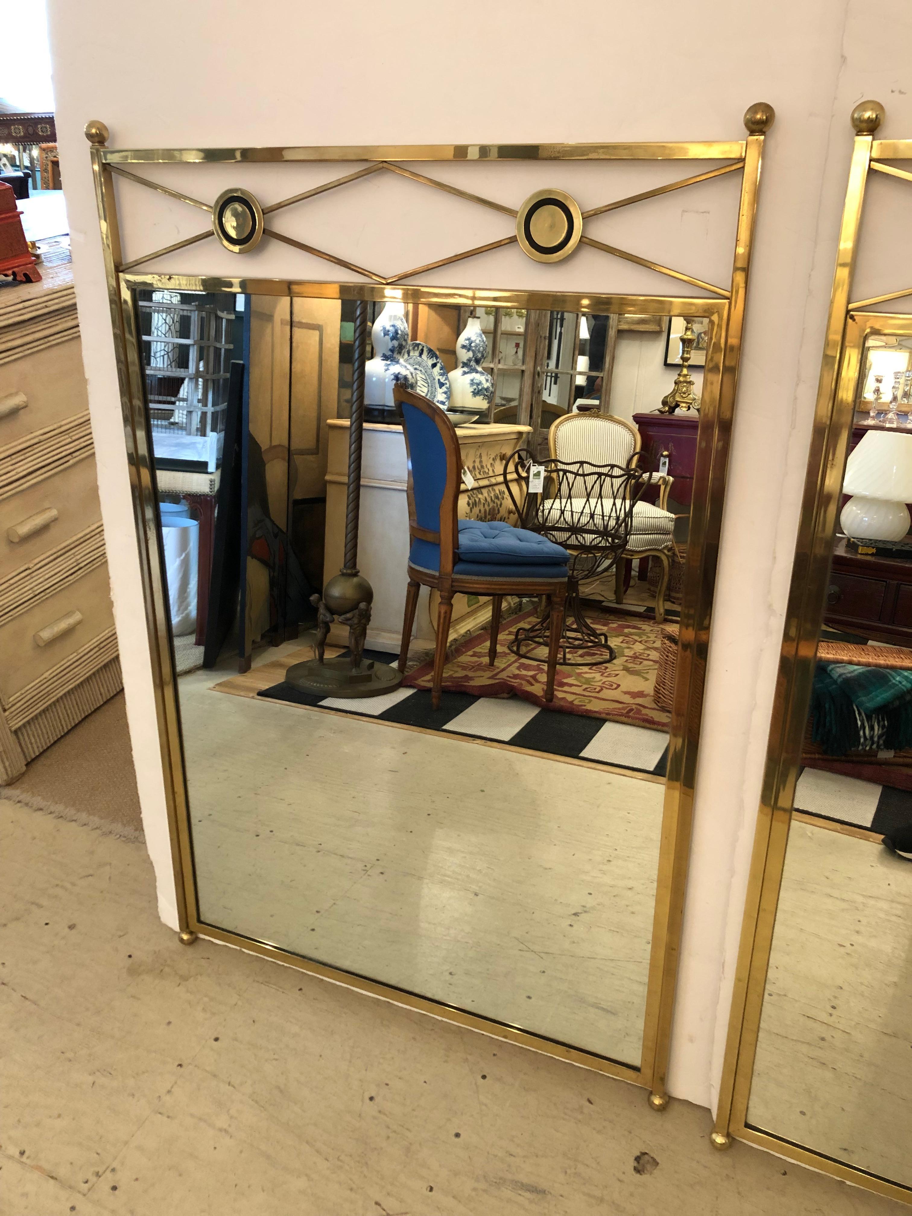 Milieu du XXe siècle Paire de grands miroirs vintage Hollywood Regency en laiton massif en vente