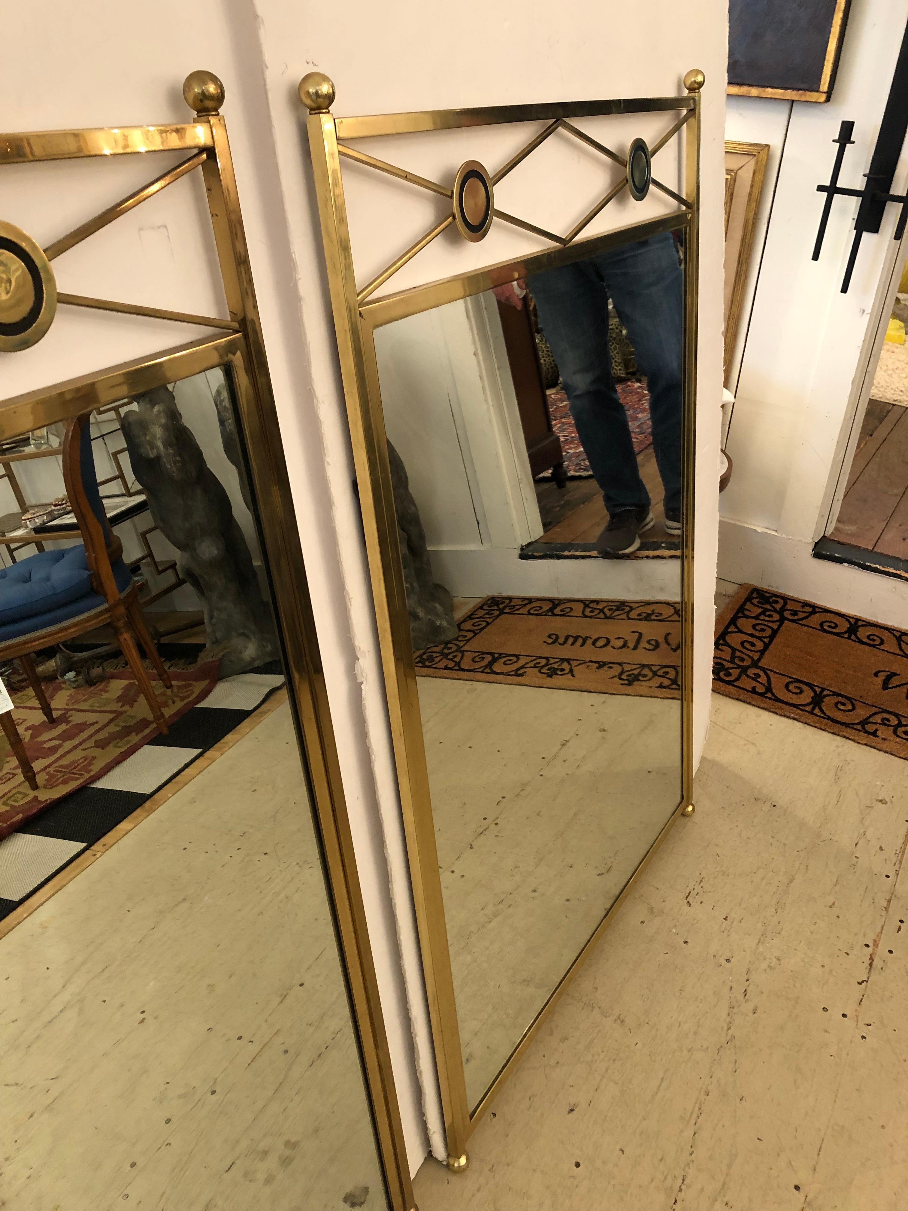Paire de grands miroirs vintage Hollywood Regency en laiton massif en vente 2