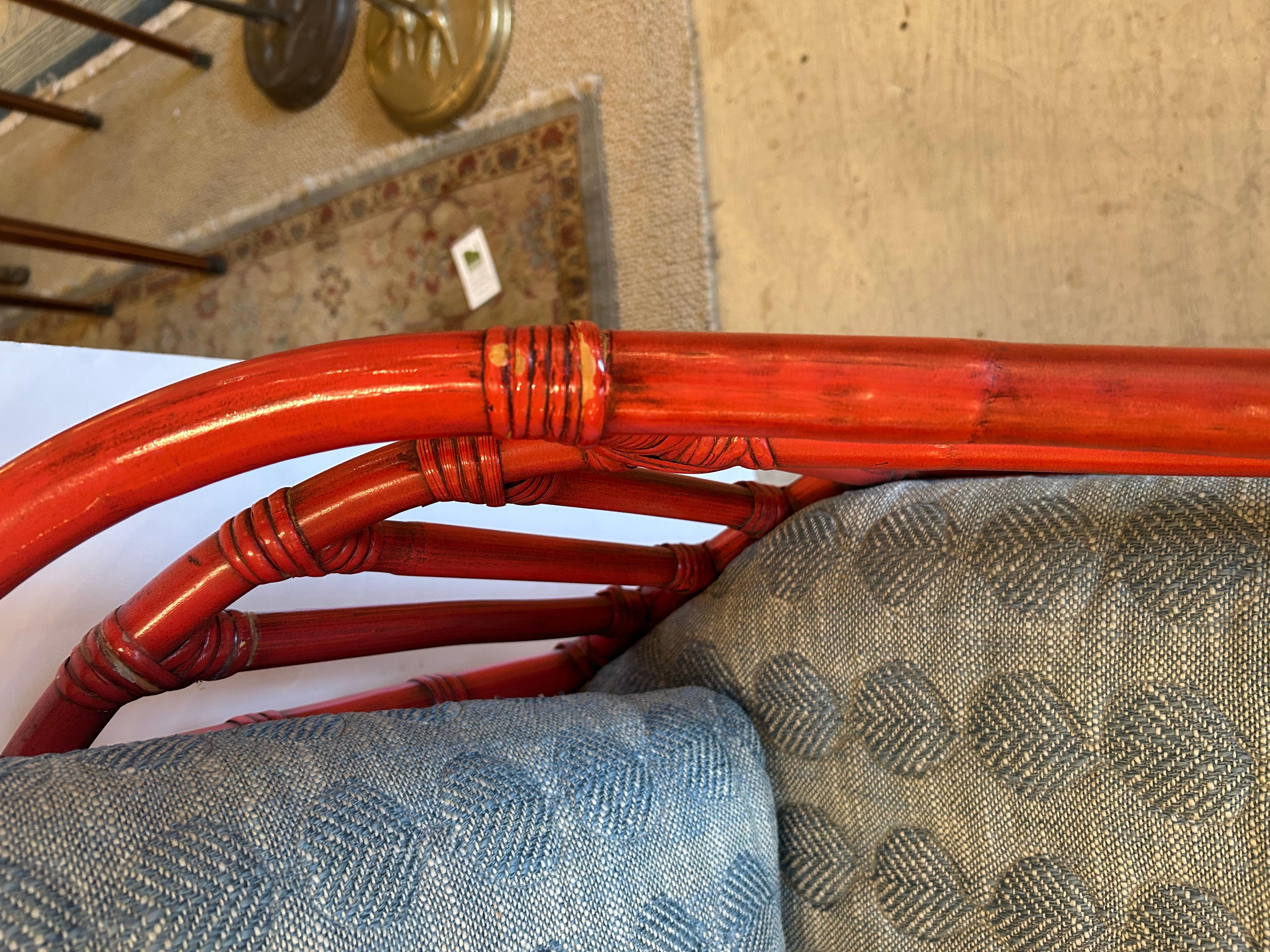 Sensacional Pareja de Sillas Club de Bambú y Ratán Coral Rojo con Cojines Personalizados en venta 4