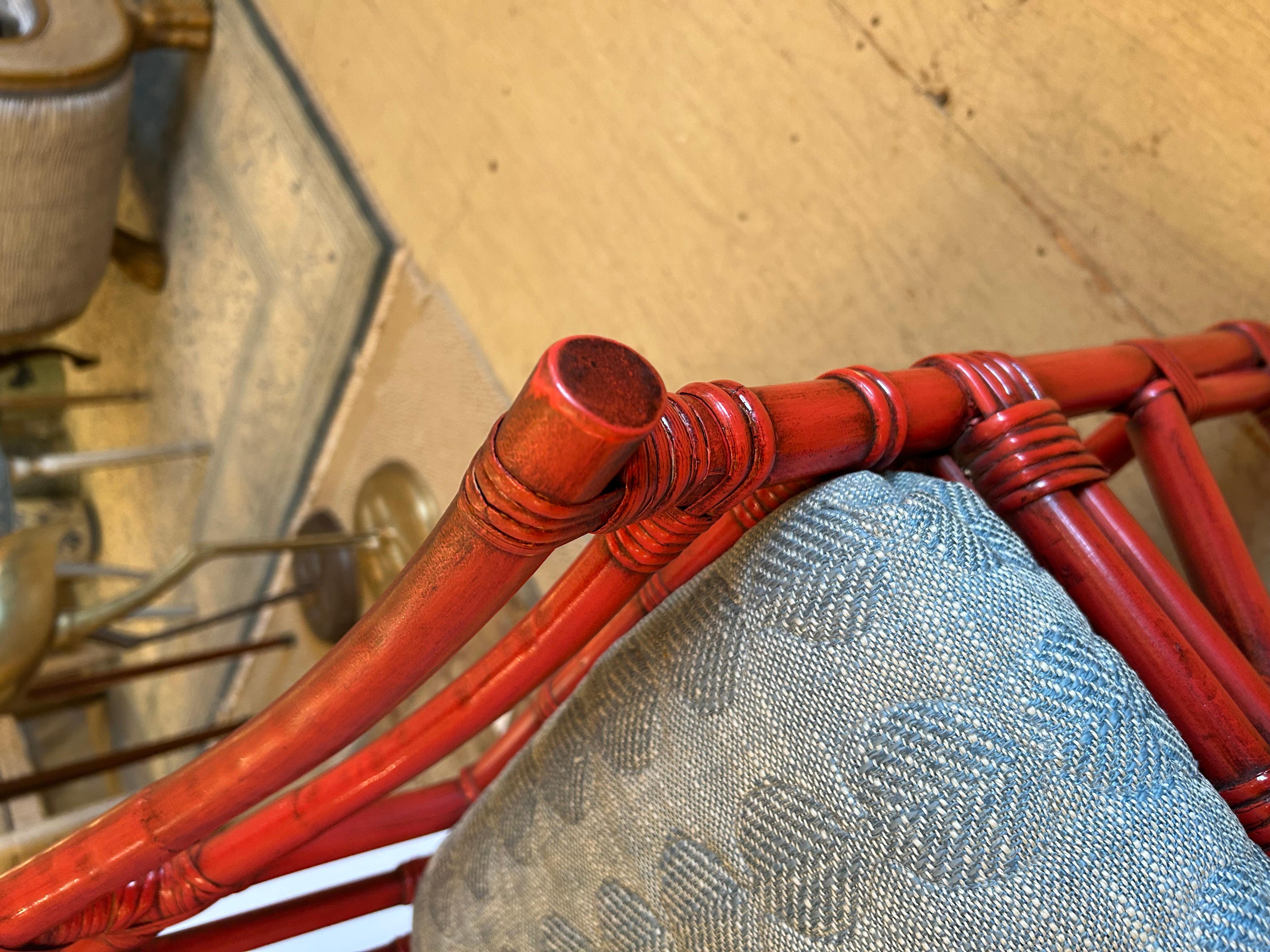 Sensacional Pareja de Sillas Club de Bambú y Ratán Coral Rojo con Cojines Personalizados en venta 5
