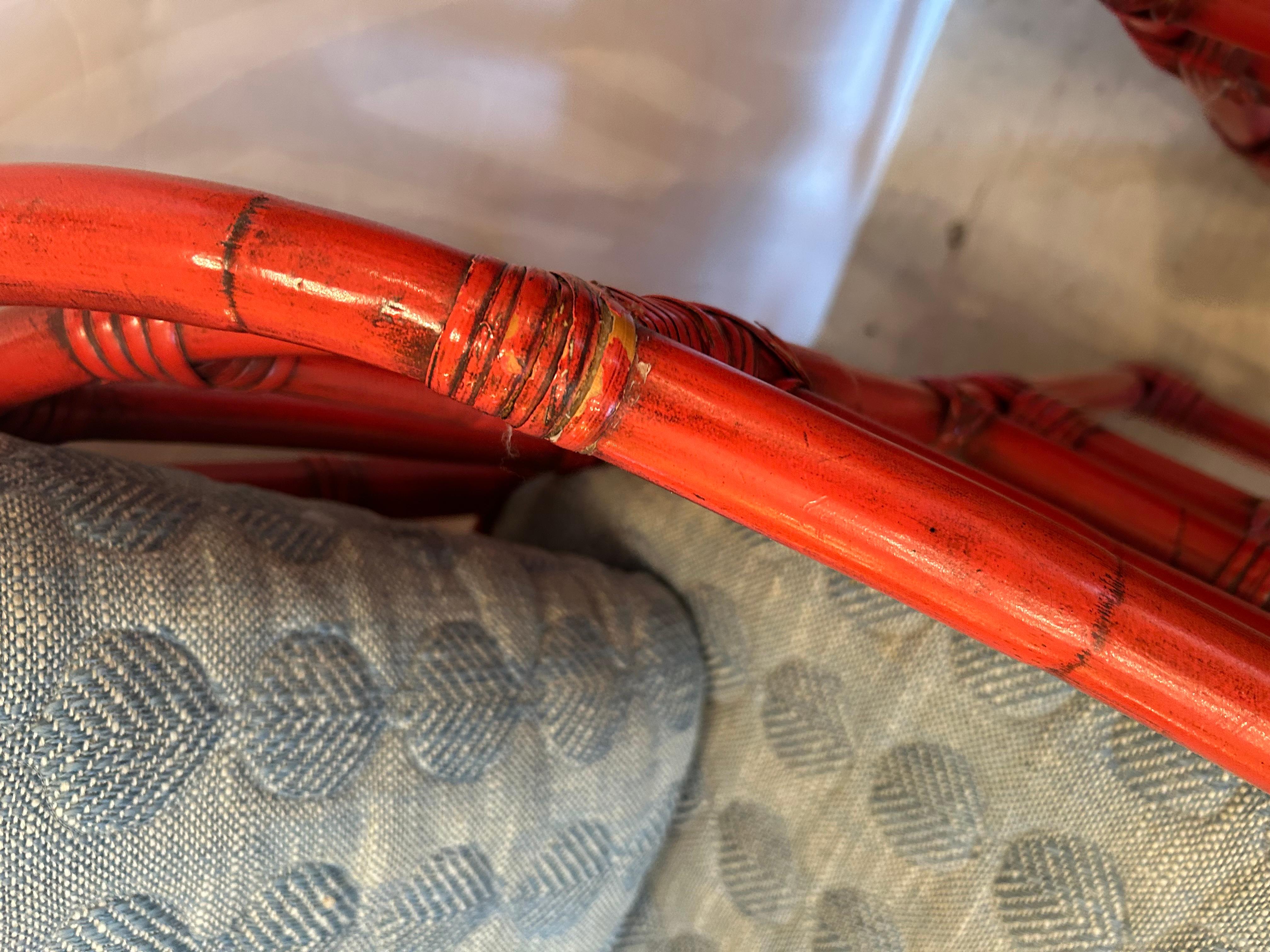 Sensacional Pareja de Sillas Club de Bambú y Ratán Coral Rojo con Cojines Personalizados en venta 7