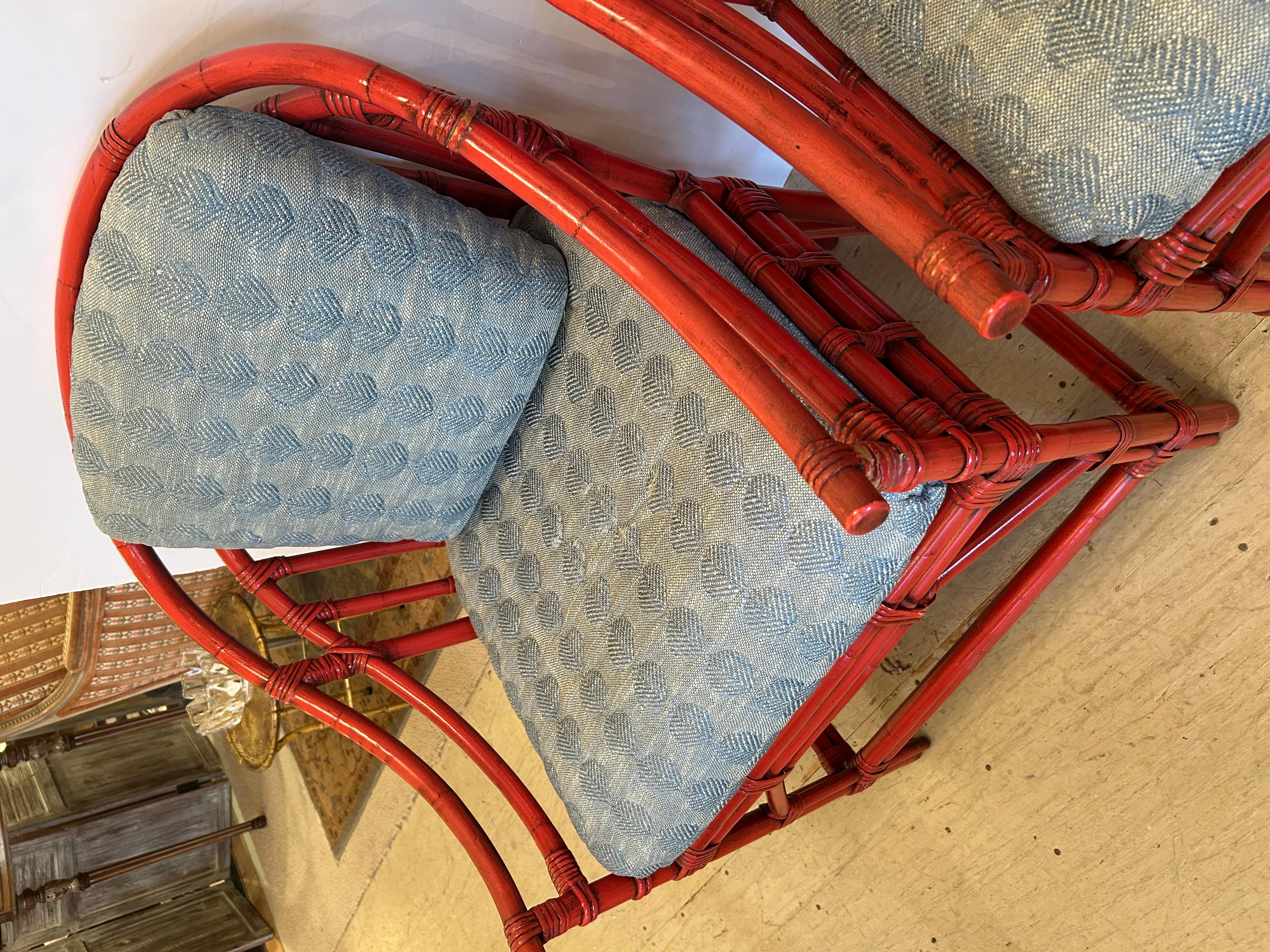 Sensacional Pareja de Sillas Club de Bambú y Ratán Coral Rojo con Cojines Personalizados en venta 8