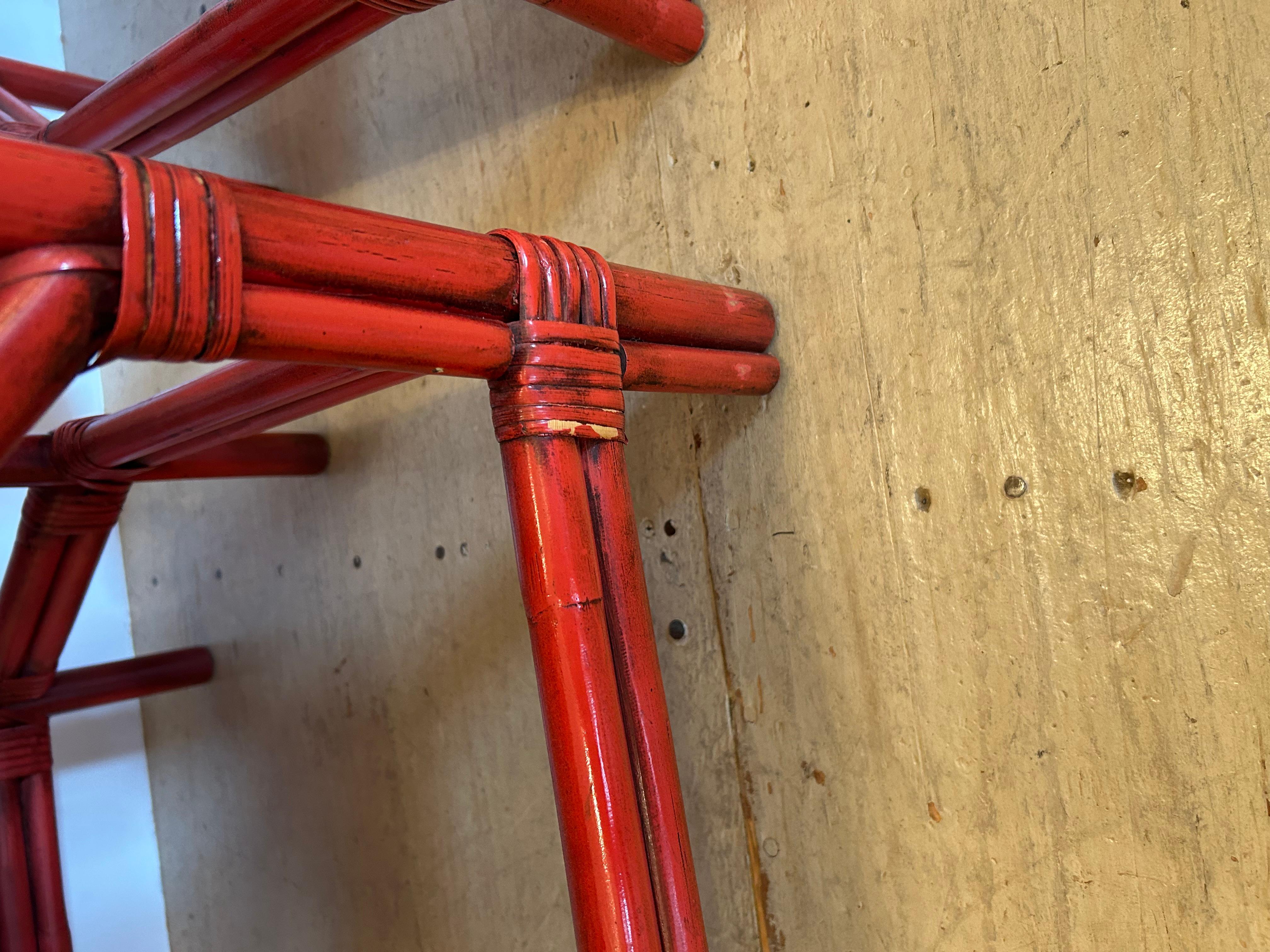 Sensacional Pareja de Sillas Club de Bambú y Ratán Coral Rojo con Cojines Personalizados en venta 9