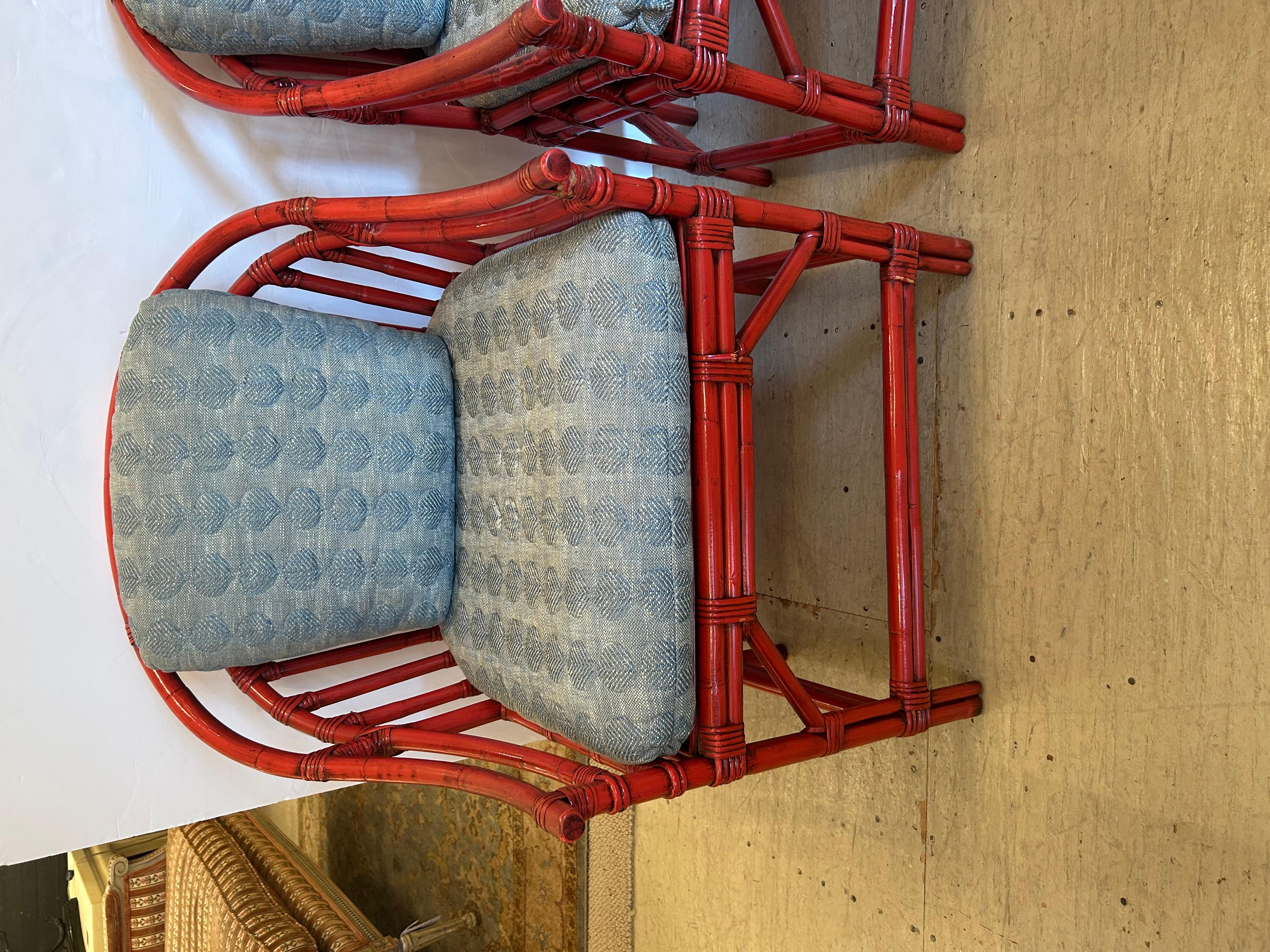 Sensacional Pareja de Sillas Club de Bambú y Ratán Coral Rojo con Cojines Personalizados en venta 11