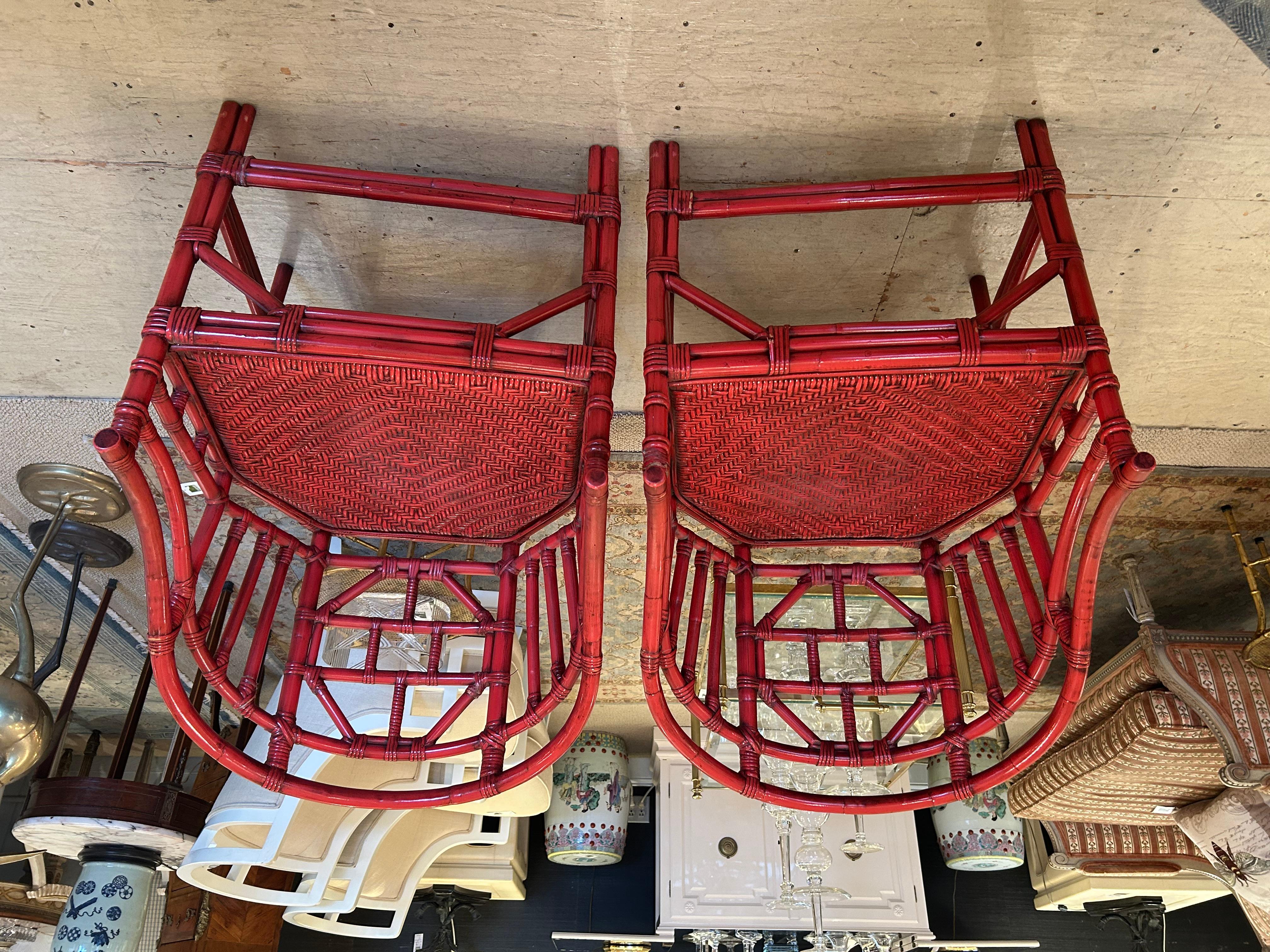 Ardiente par de sillones vintage de ratán rojo coral y bambú con forma clásica y cojines a medida.
altura del asiento sin cojín
17.5
Altura del brazo 25