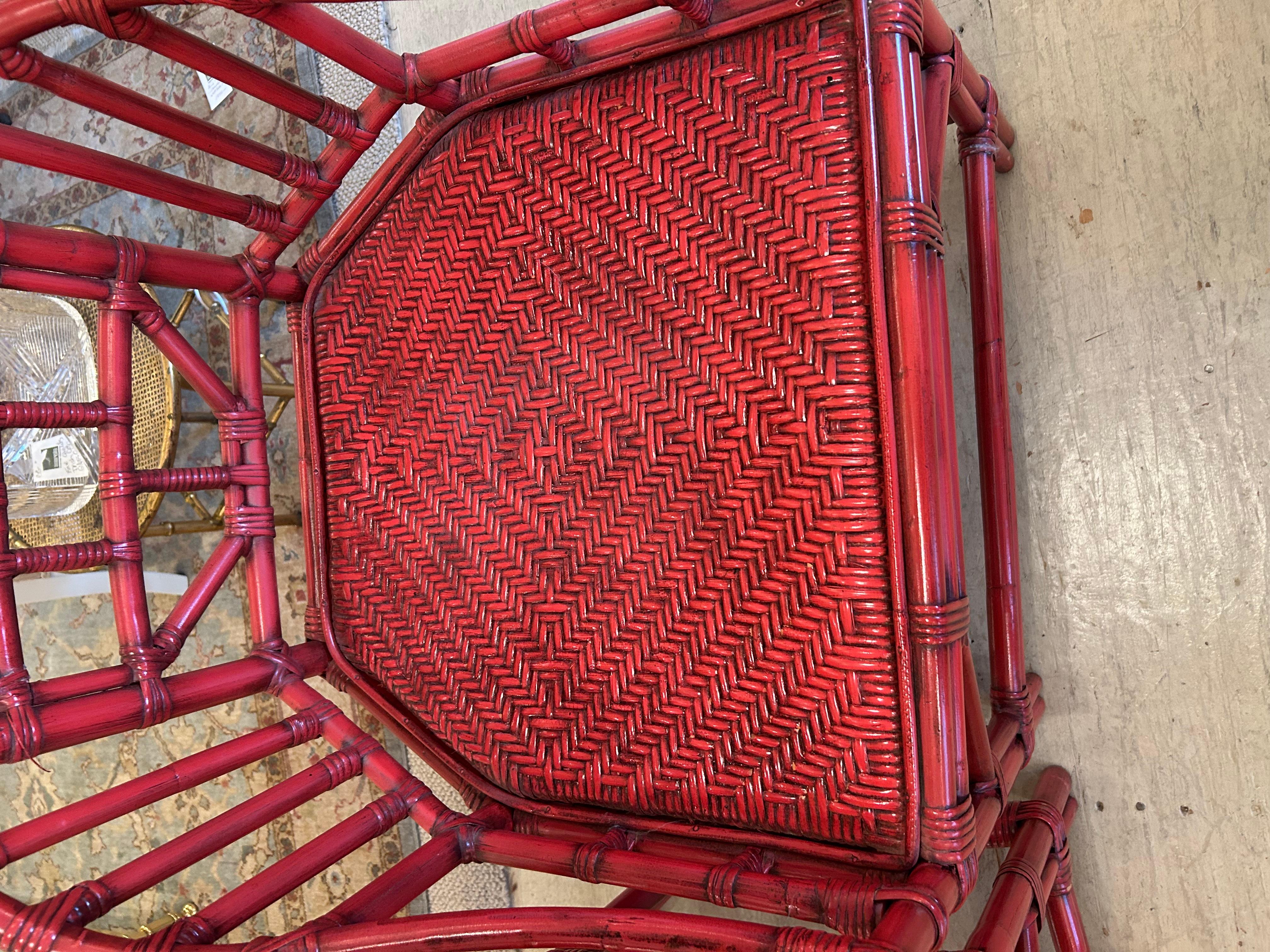 Sensacional Pareja de Sillas Club de Bambú y Ratán Coral Rojo con Cojines Personalizados Chinoiserie en venta