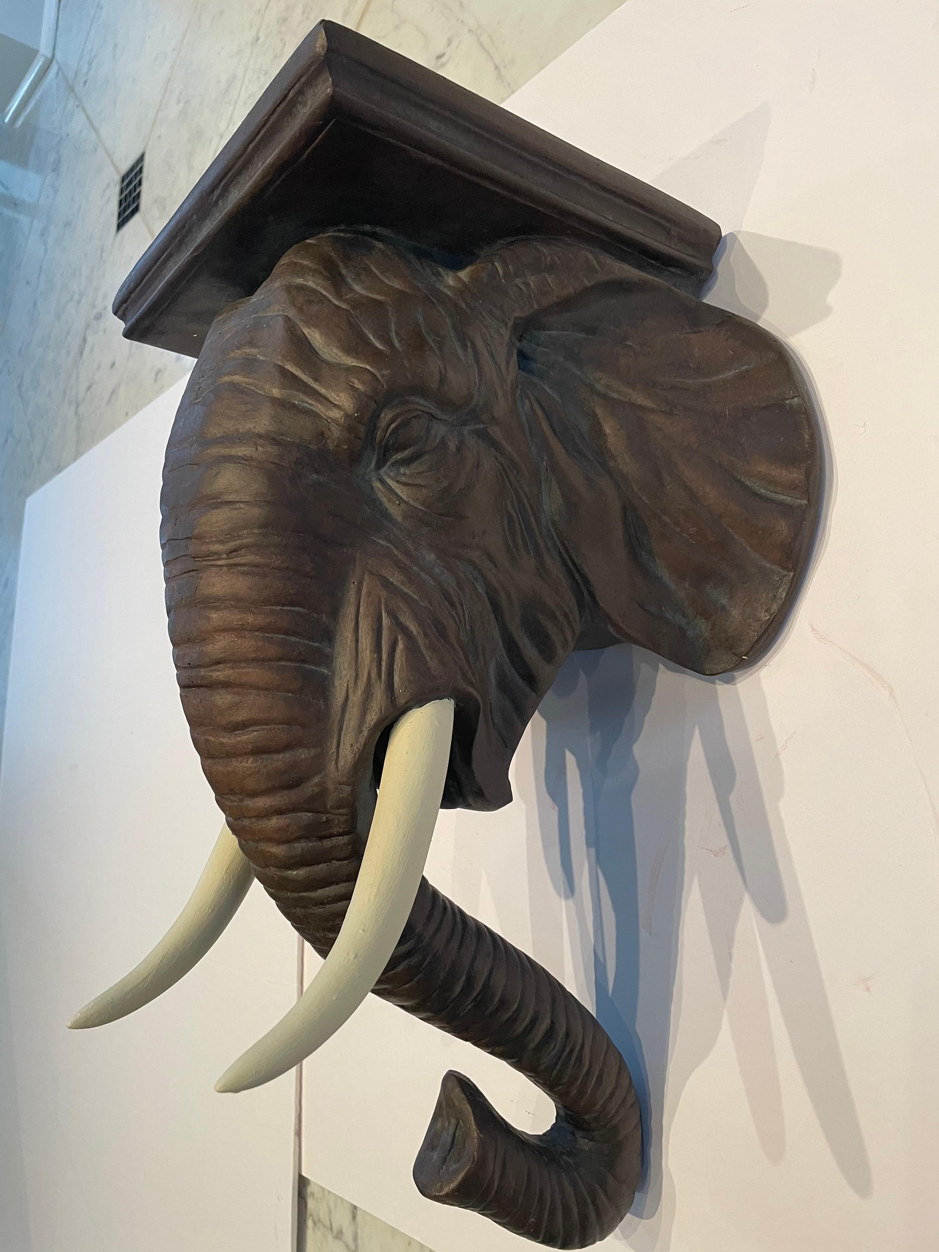 Sensationelles Paar bemalter Wandkonsolen in Elefantenform mit schönen Details. Erworben aus einer von Jeffrey Bilhuber eingerichteten Wohnung in der Upper East Side von New York.