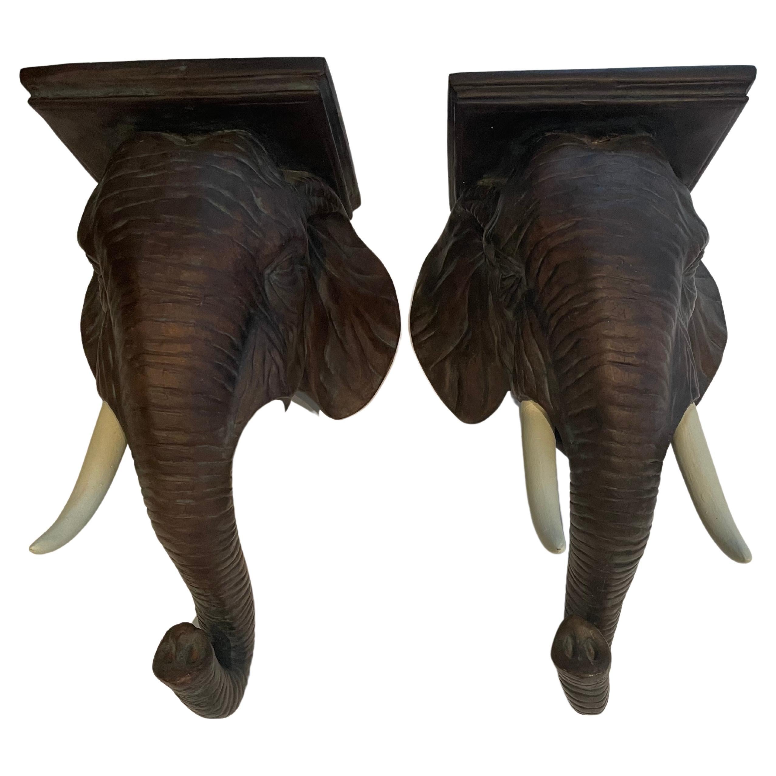 Paar skulpturale Wandhalterungen in Elefantenform, Sensibilitätsvolles Paar im Angebot