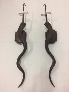 Sensazionale coppia di lampade da parete in corno finto allungate e molto alte