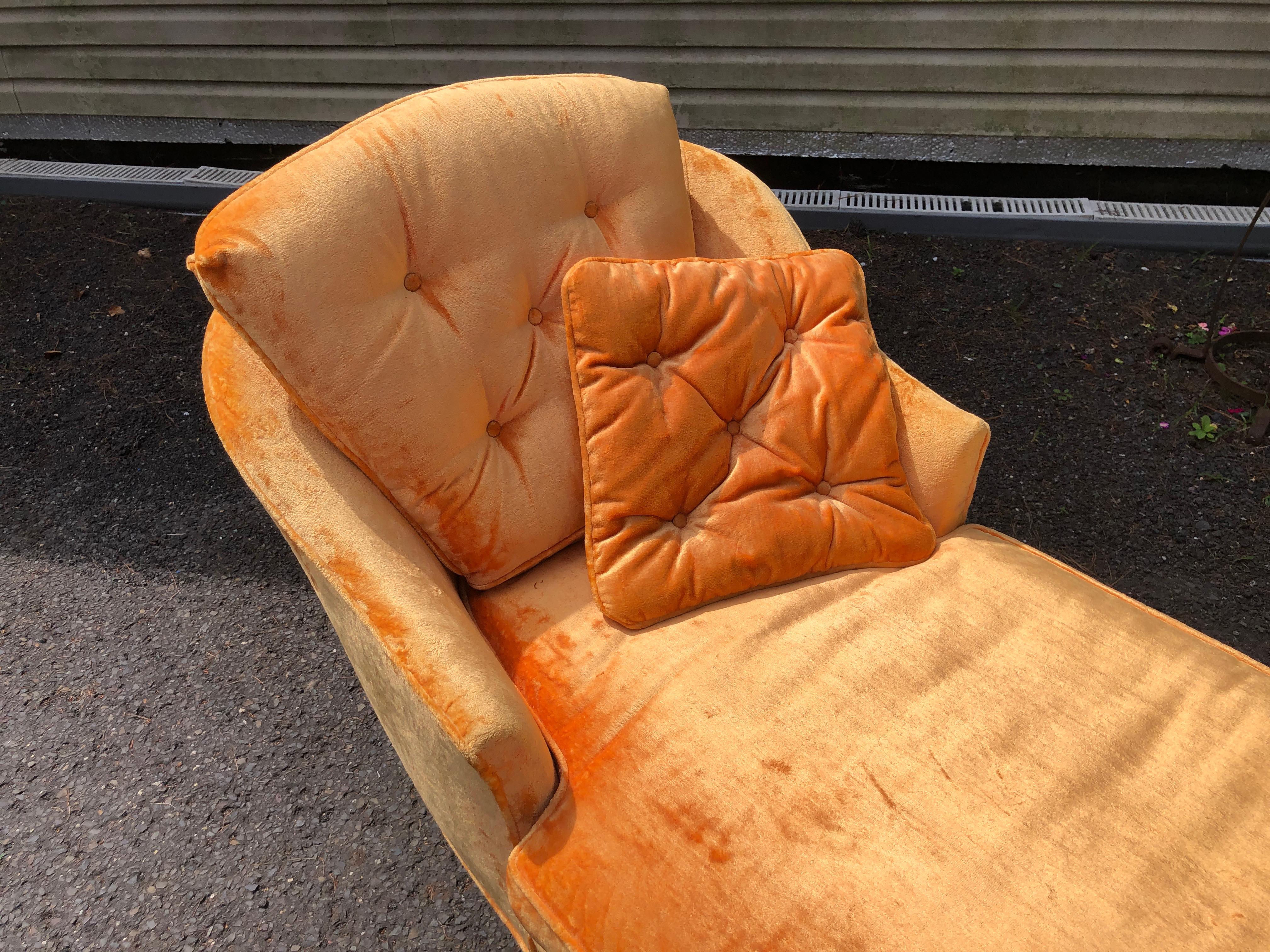 Tissu d'ameublement Petite chaise longue provinciale française sensationnelle du milieu du siècle dernier  en vente
