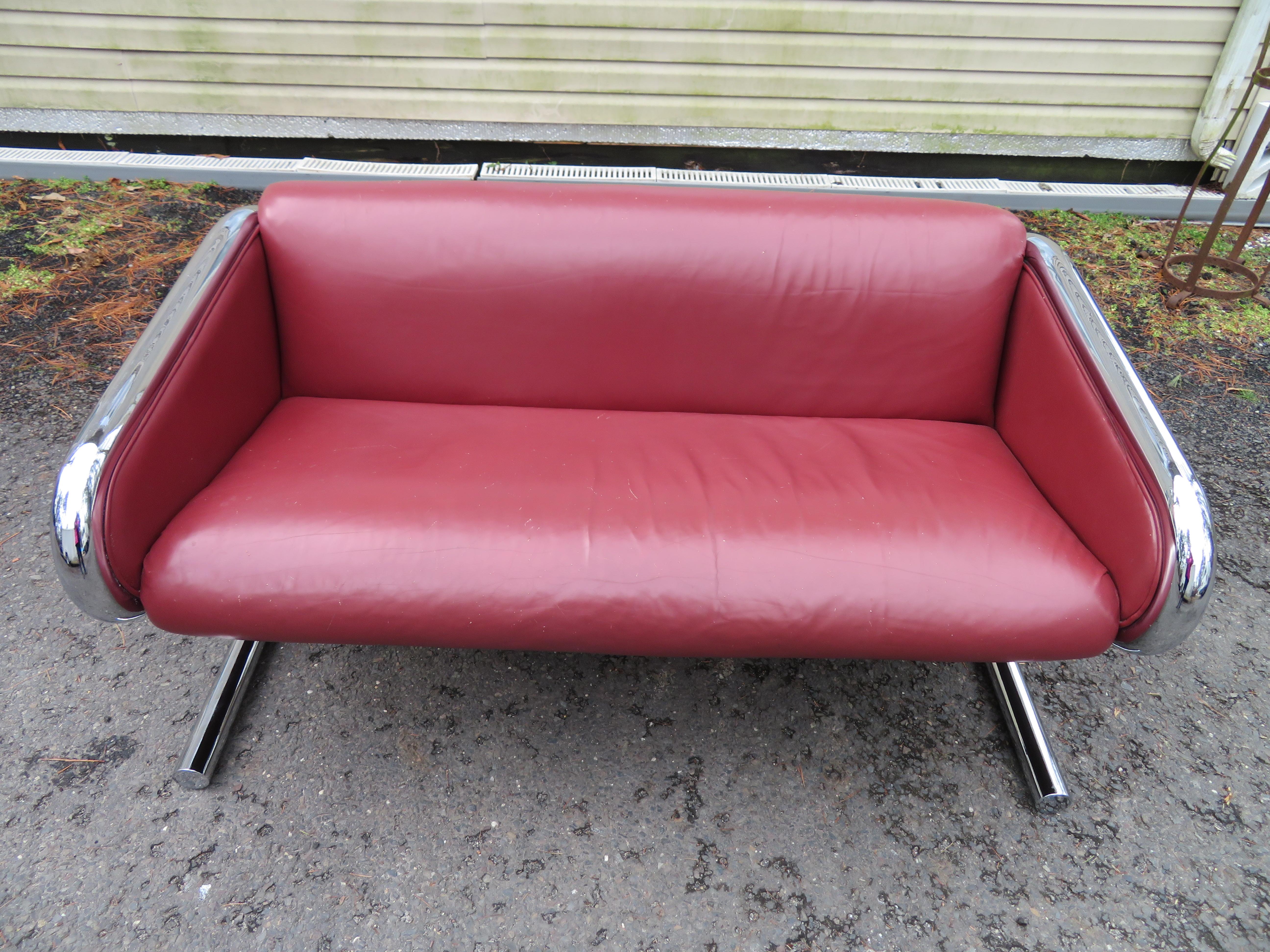 Was für ein außergewöhnliches Design! Man hört nicht viel über Roger Sprunger, aber er stand an der Spitze des amerikanischen Designs der Jahrhundertmitte, da er über 25 Jahre lang als Designer bei Dunbar tätig war. Dieses Sofa ist schwer,