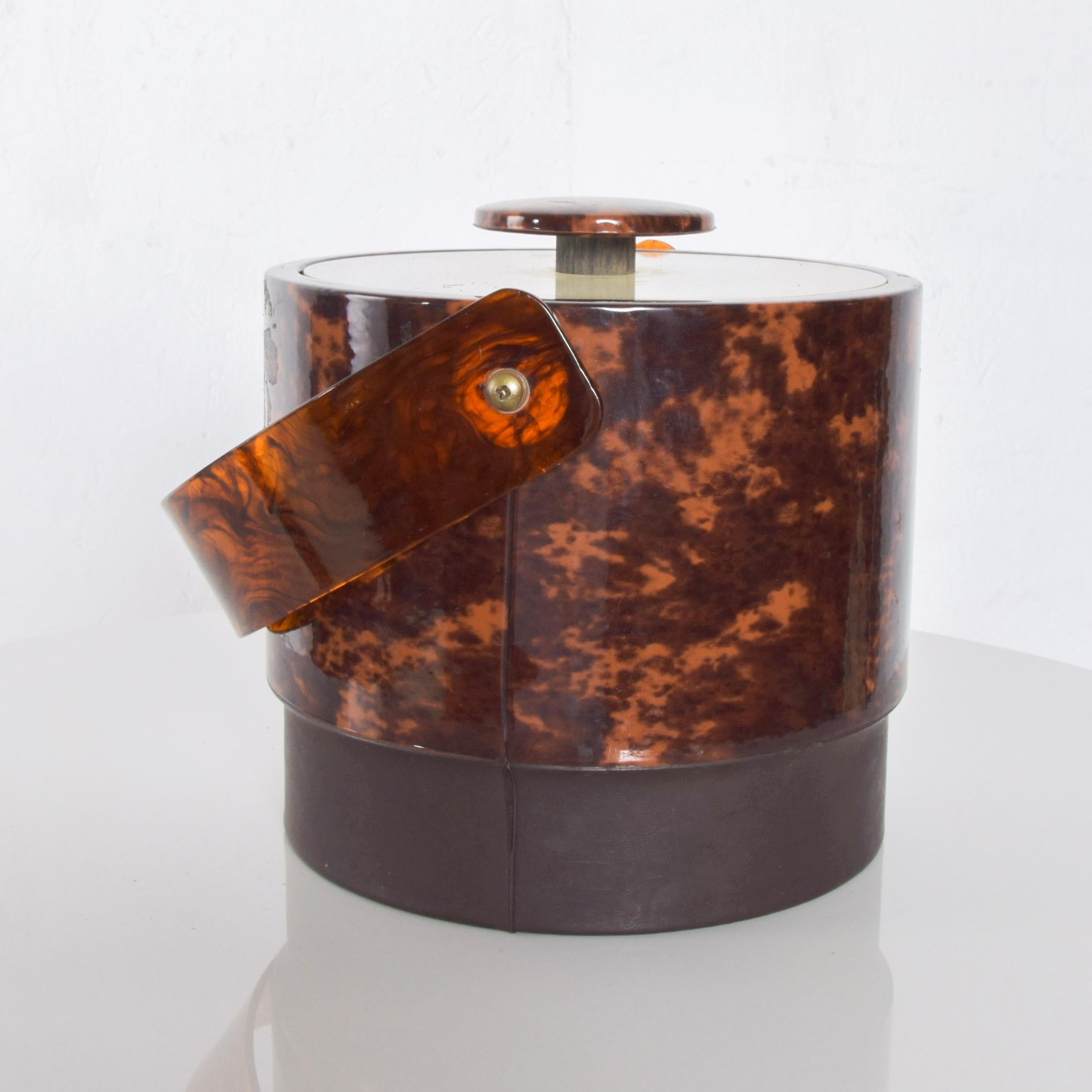 Sensational Tortoise Shell Lucite Ice Bucket Modern Flair Georges Briard, 1970s In Good Condition In Chula Vista, CA